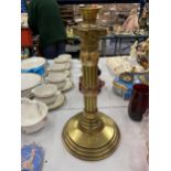 A LARGE HEAVY BRASS CANDLESTICK WITH COLUMN DESIGN HEIGHT 36CM