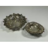 TWO HALLMARKED SILVER PIERCED DESIGN PIN DISHES, ONE CHESTER, ONE BIRMINGHAM, TOTAL WEIGHT 93G