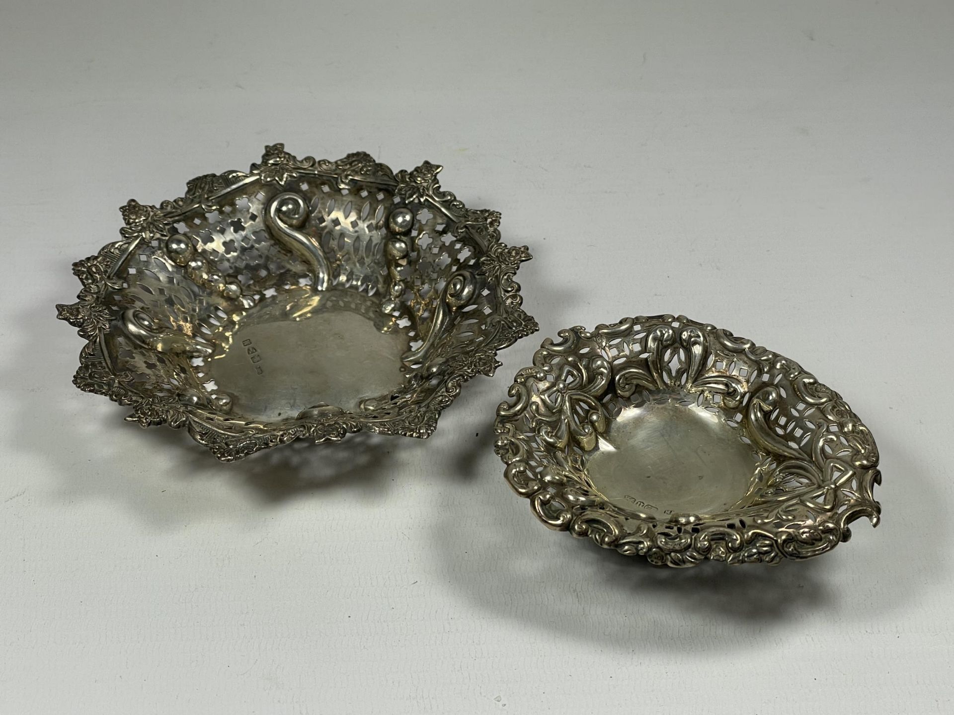 TWO HALLMARKED SILVER PIERCED DESIGN PIN DISHES, ONE CHESTER, ONE BIRMINGHAM, TOTAL WEIGHT 93G