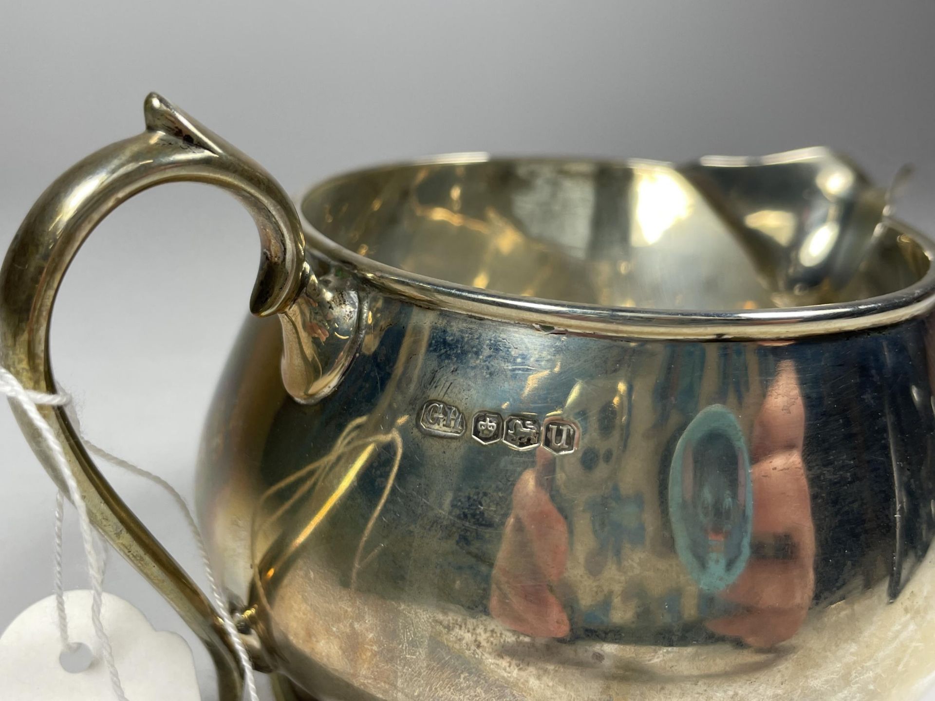 A GEORGE V SILVER CREAM JUG, HALLMARKS FOR SHEFFIELD, 1937 - Image 5 of 5