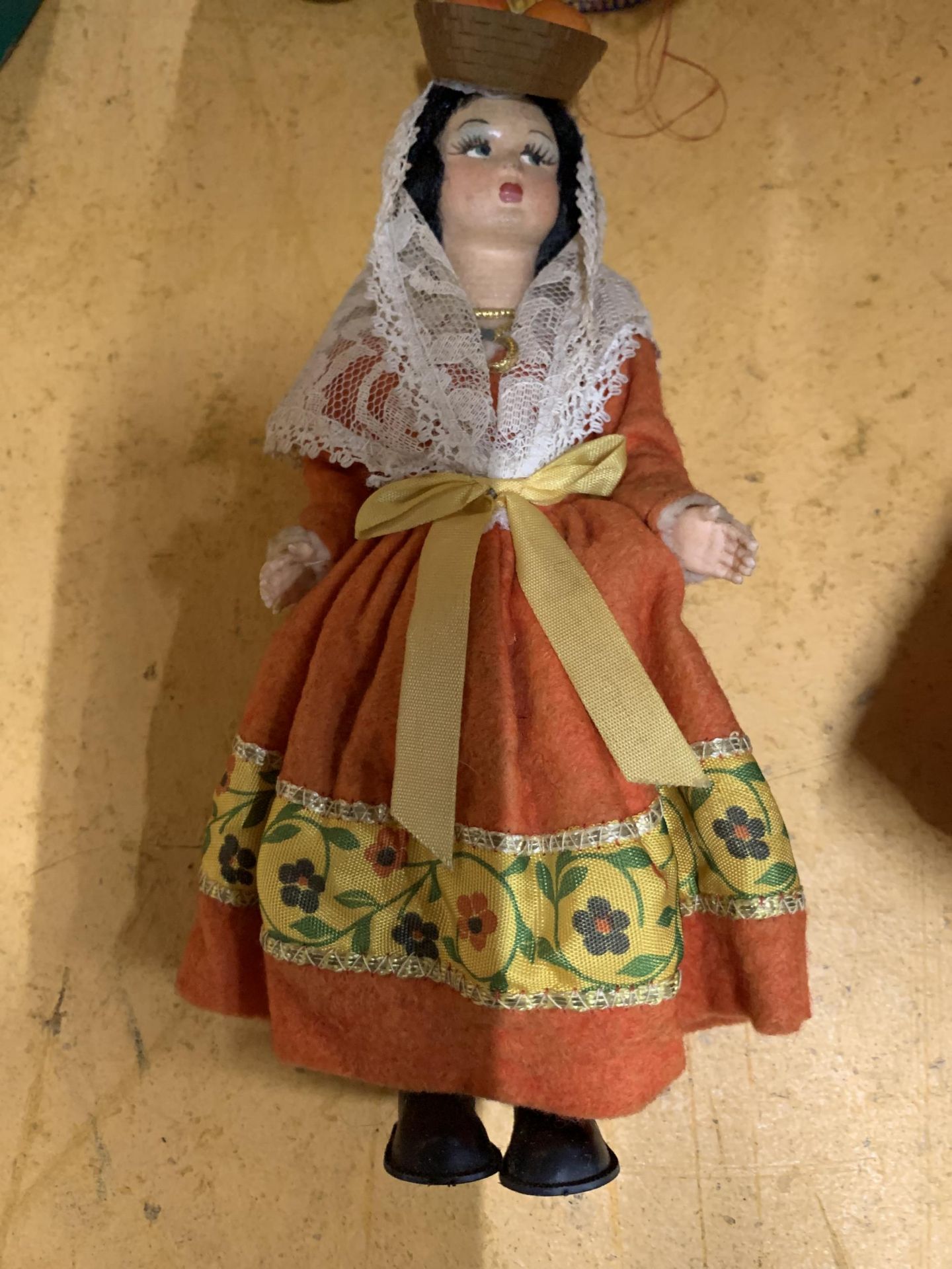 A COLLECTION OF VINTAGE DOLLS IN NATIONAL COSTUME - Image 2 of 4