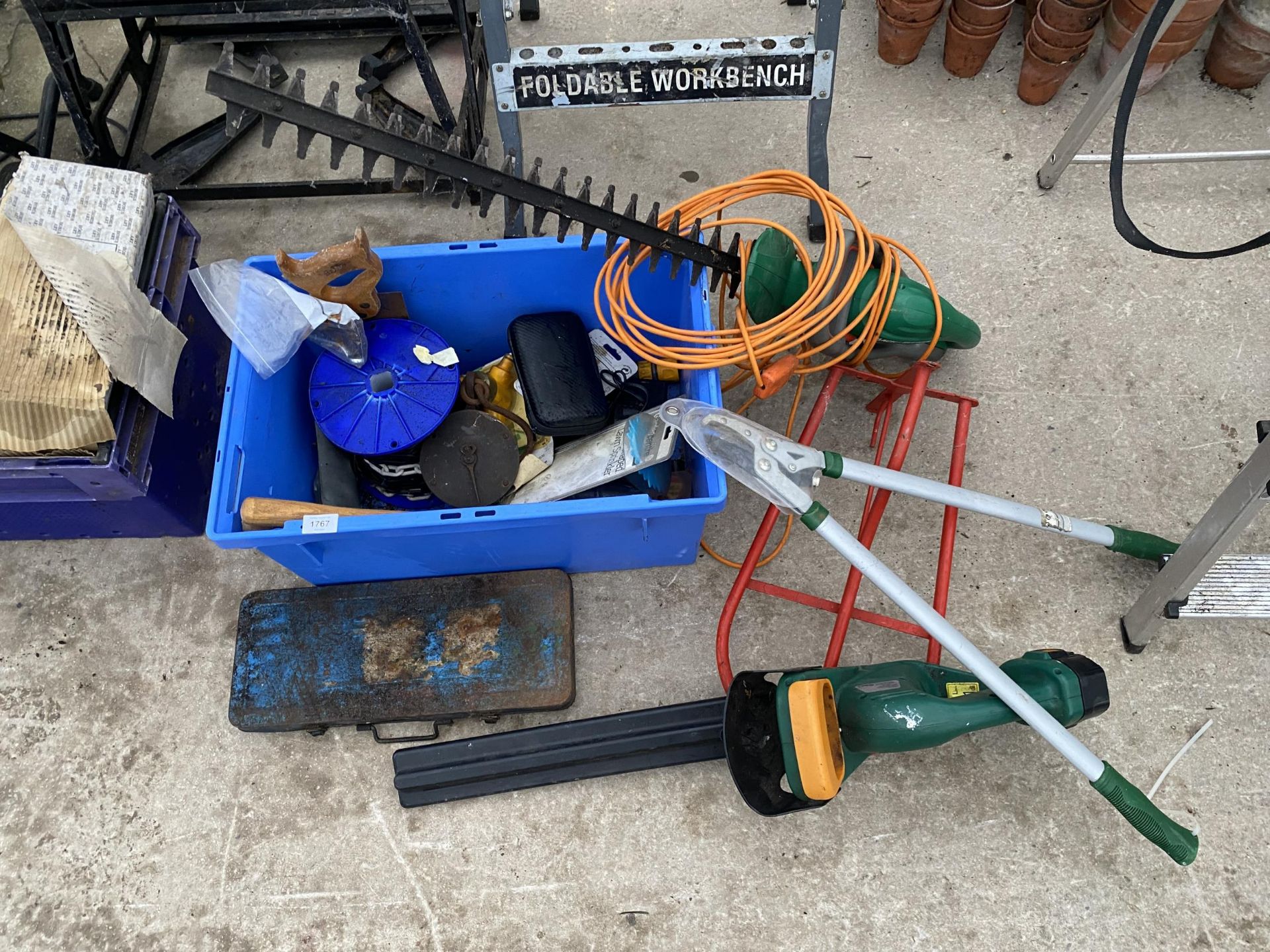 AN ASSORTMENT OF ITEMS TO INCLUDE A SADDLE RACK, A BATTERY HEDGE TRIMMER AND PLASTIC CHAIN ETC