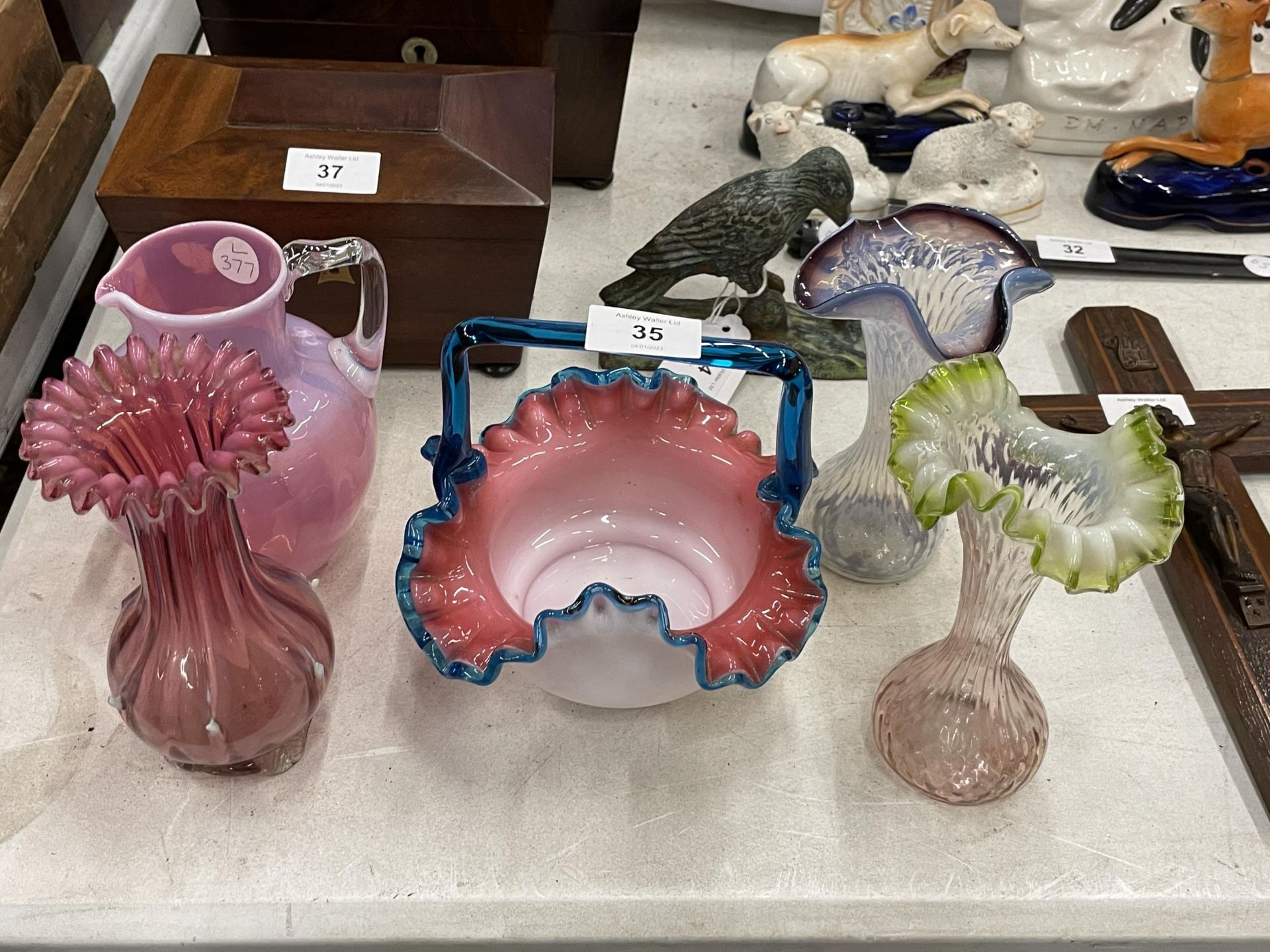 A MIXED GROUP OF ART GLASSWARE TO INCLUDE VASELINE TRUMPET GLASS, CRANBERRY ETC