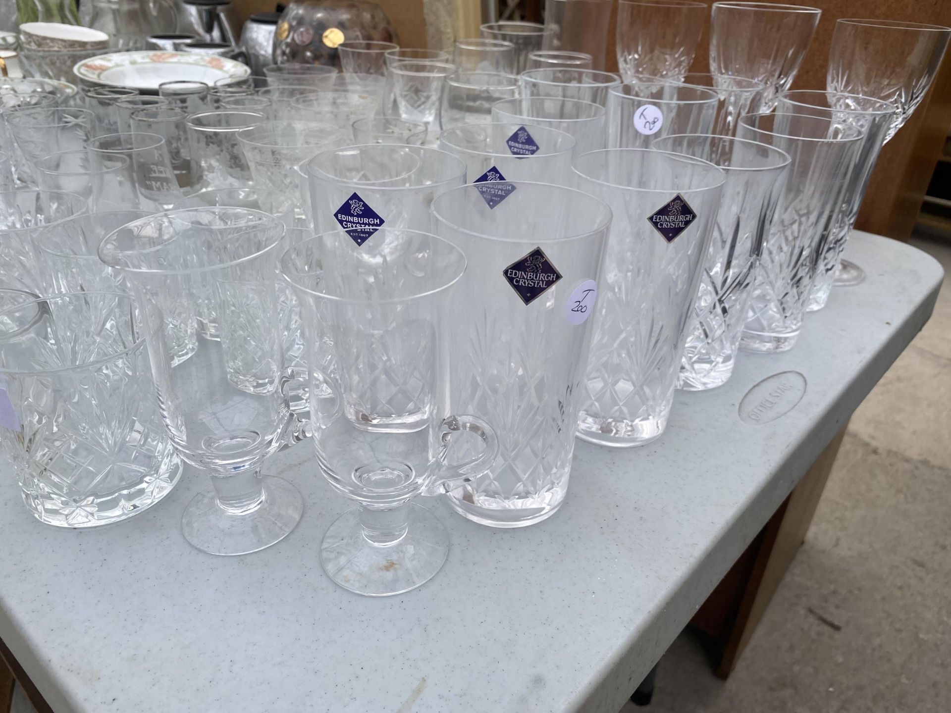 AN ASSORTMENT OF GLASS WARE TO INCLUDE EDINBURGH CRYSTAL TUMBLERS, SHERRY GLASSES AND WINE GLASSES - Image 4 of 6