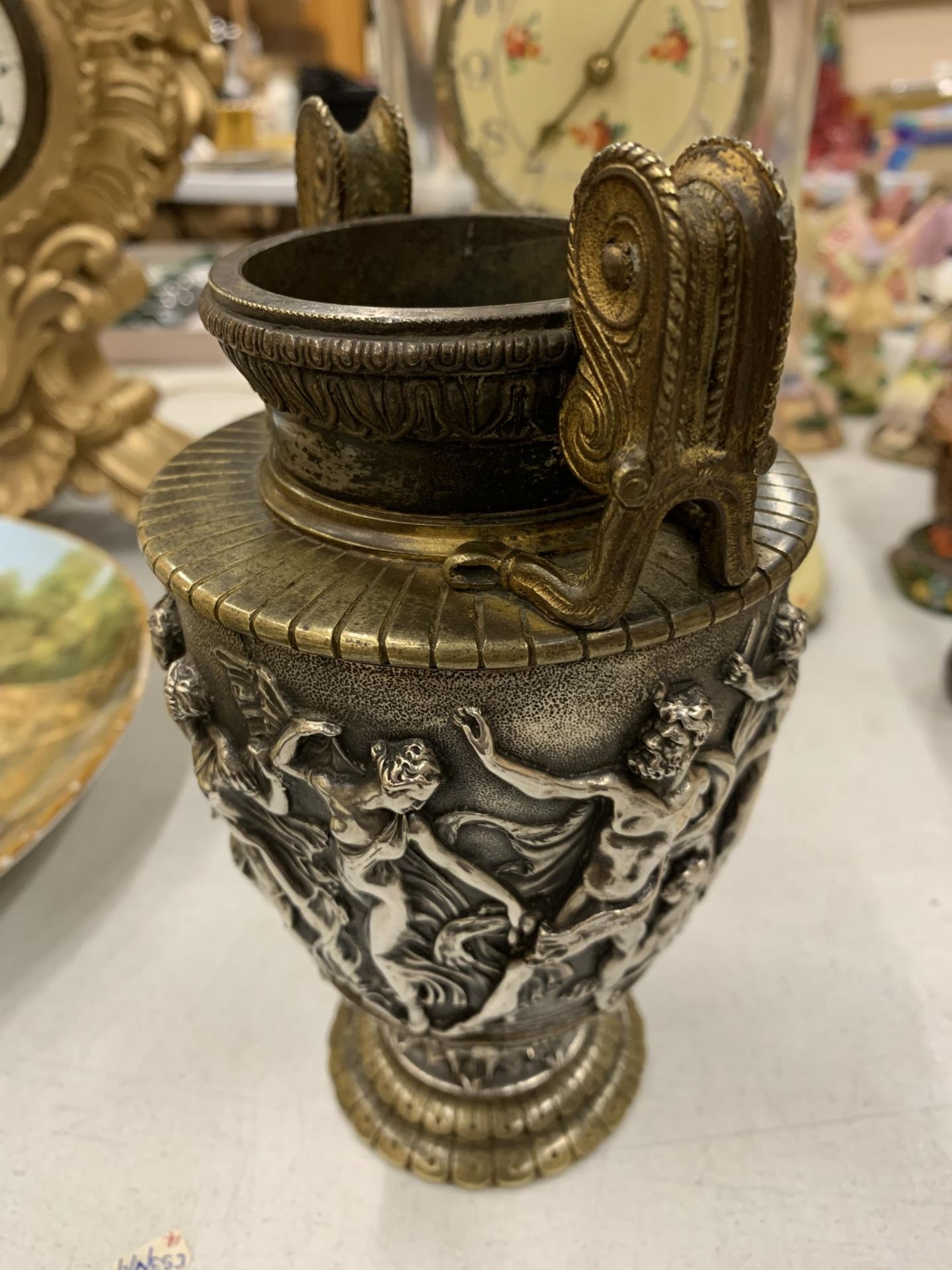 A YELLOW AND WHITE METAL GRECIAN STYLE URN WITH EMBOSSED GREEK FIGURES HEIGHT 17CM - Image 2 of 4