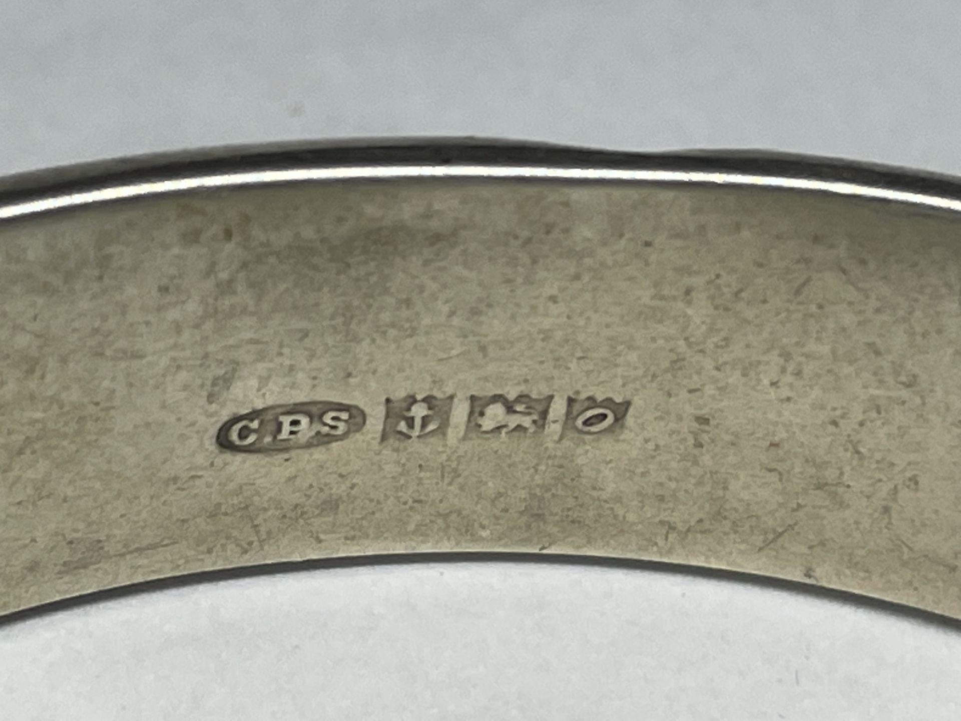 A HALLMARKED BIRMINGHAM SILVER BANGLE GROSS WEIGHT 21.04 GRAMS - Image 3 of 3