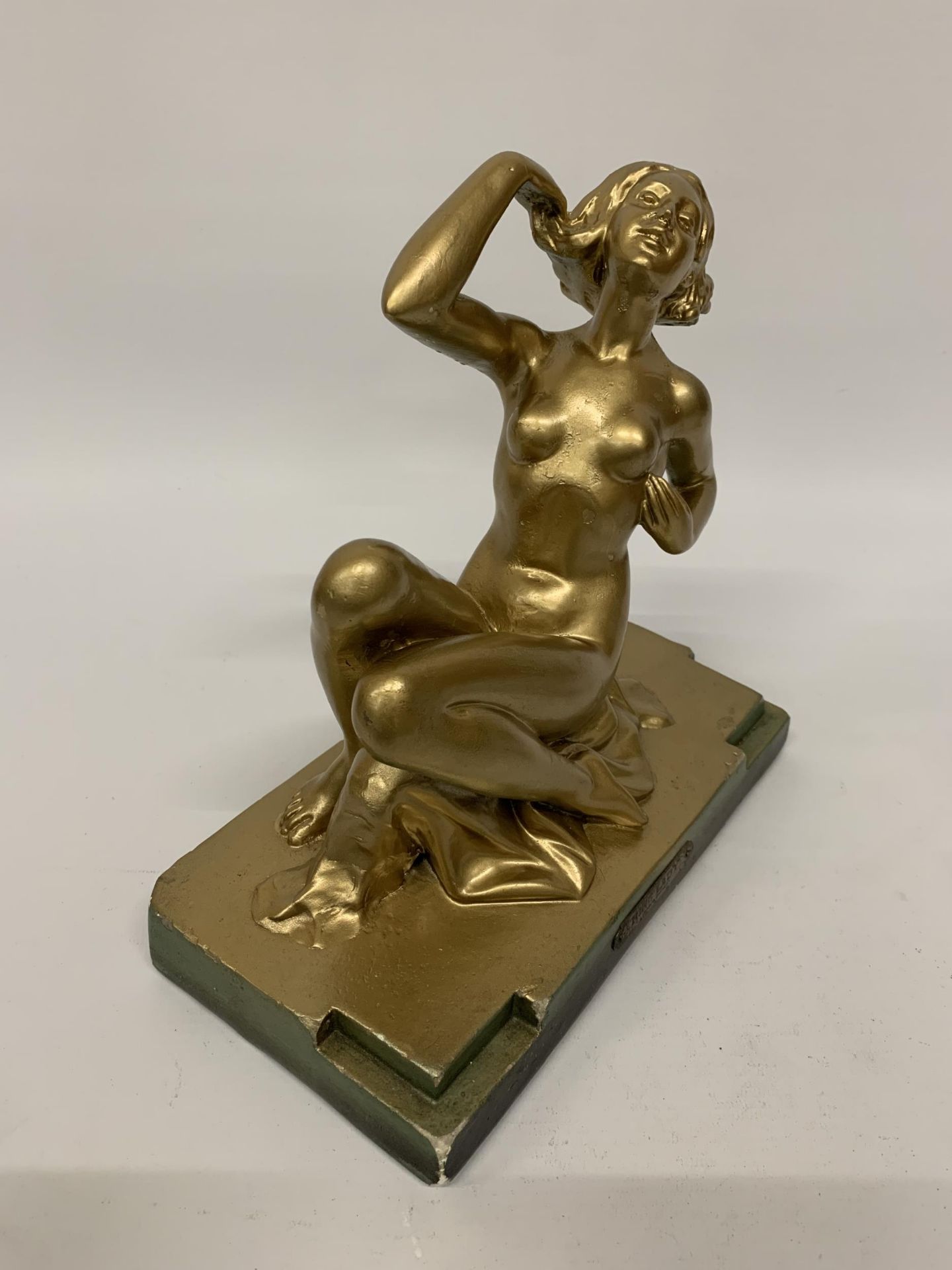 A METAL ART DECO STYLE GOLD COLOURED FIGURE 'RING LADY' HEIGHT 23CM, LENGTH 24CM - Image 2 of 6