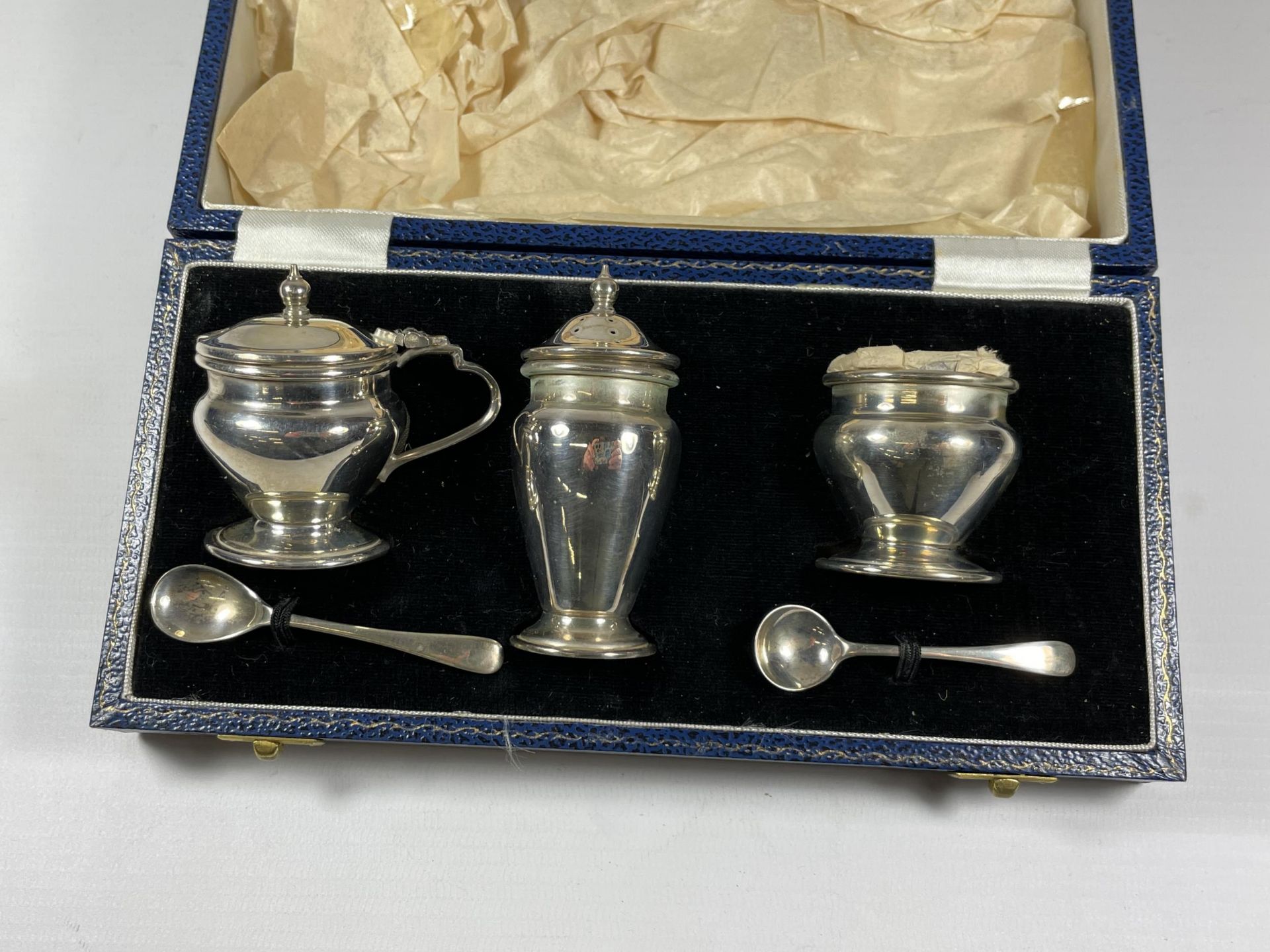 A CASED SILVER CONDIMENT SET COMPRISING MUSTARD POT & SPOON, PEPPERETTE & OPEN SALT & SPOON, - Bild 2 aus 3