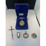 FIVE MARKED SILVER ITEMS TO INCLUDE A DAGGER BROOCH, MEDAL, ST CHRISTOPHER, CLIP AND A BOXED