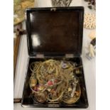 AN ORIENTAL STYLE LACQUERED BOX CONTAINING A QUANTITY OF YELLOW METAL COSTUME JEWELLERY TO INCLUDE