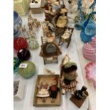 A QUANTITY OF SMALL VINTAGE DOLLS TO INCLUDE DOLLS IN ORIGINAL COSTUME, ON CHAIRS, ETC