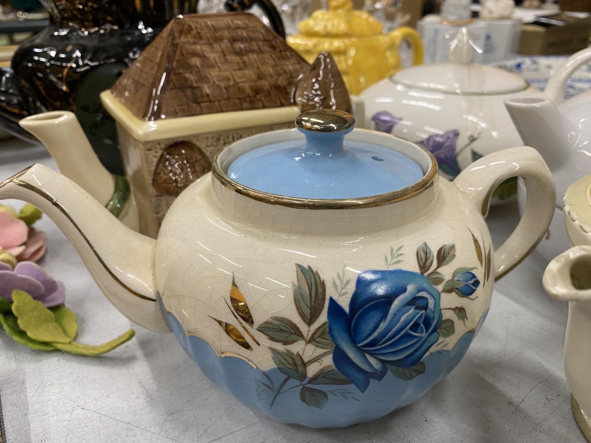 A QUANTITY OF TEAPOTS TO INCLUDE BURLEIGHWARE, SADLER, POOLE, ETC PLUS MUGS - Image 4 of 6