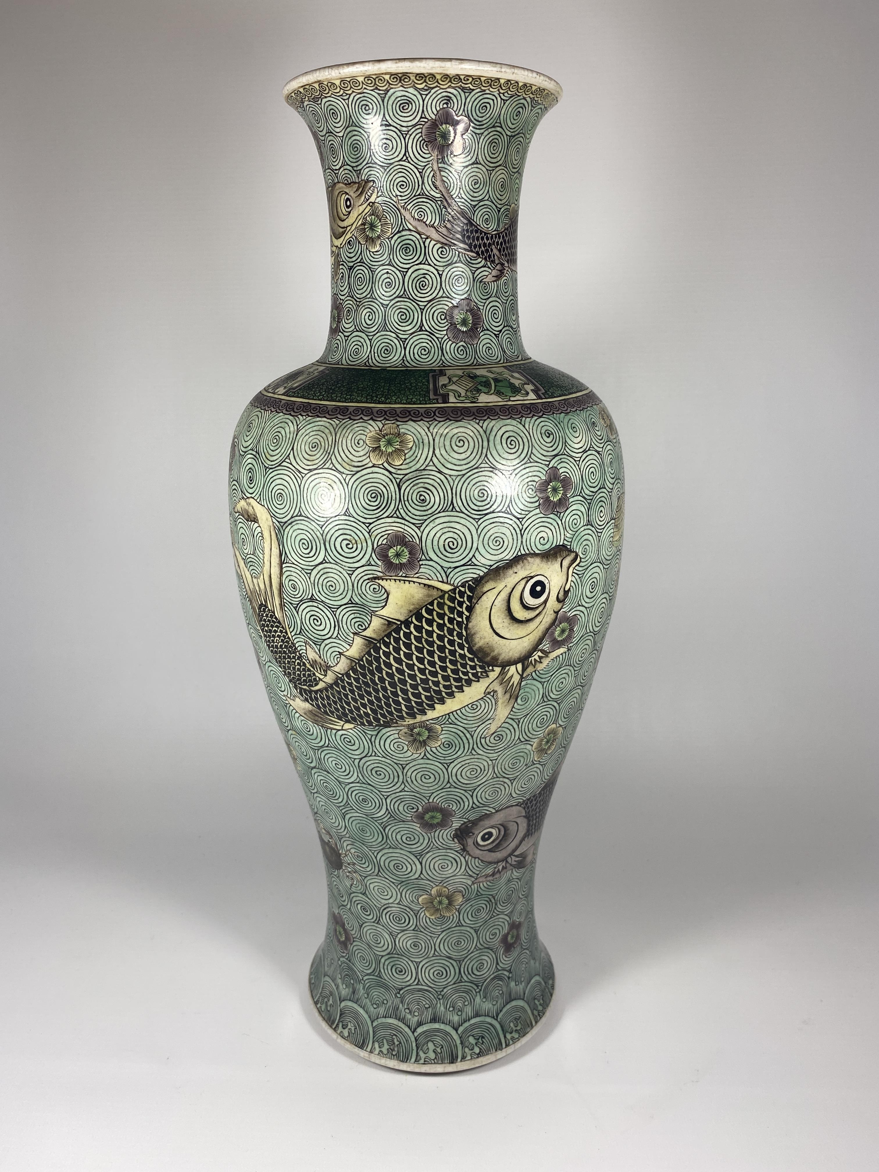 A LARGE MID 19TH CENTURY CHINESE BALUSTER FORM VASE WITH ENAMEL FISH ON A GEOMETRIC CIRCLES
