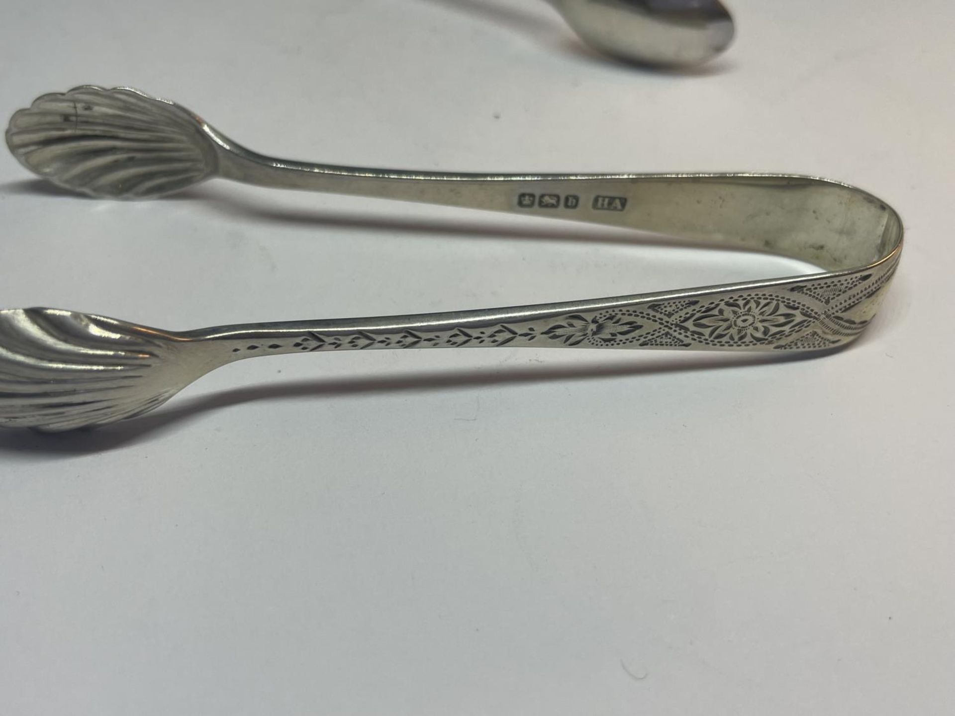 TWO SETS OF SUGAR TONGS TO INCLUDE A HALLMARKED SHEFFIELD SILVER 1900 AND A HALLMARKED BIRMINGHAM - Image 2 of 3