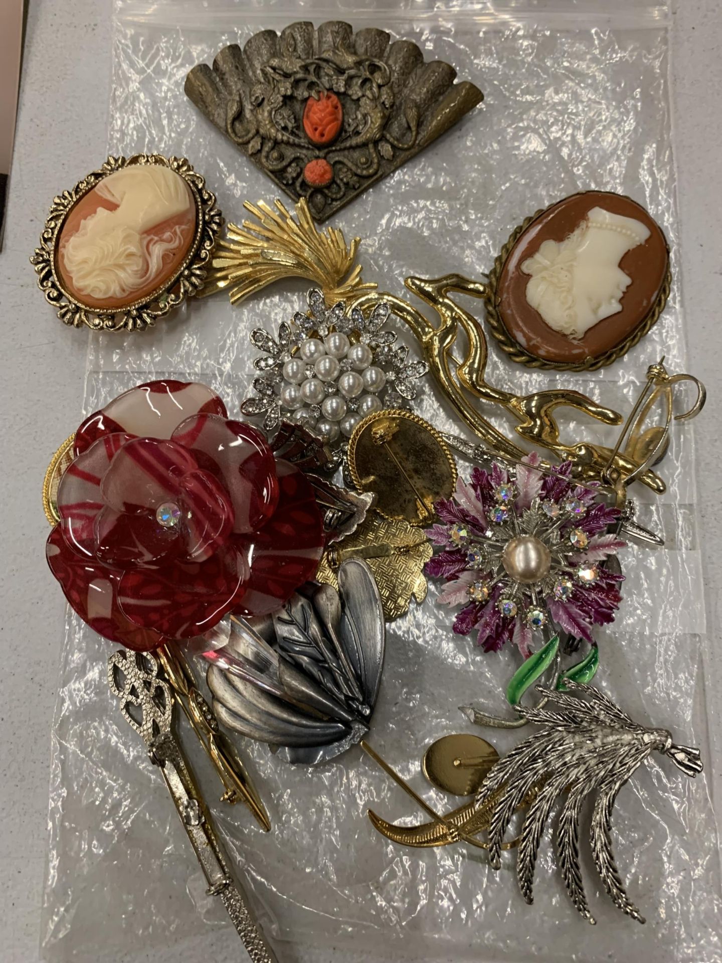 A QUANTITY OF COSTUME JEWELLERY BROOCHES TO INCLUDE CAMEOS
