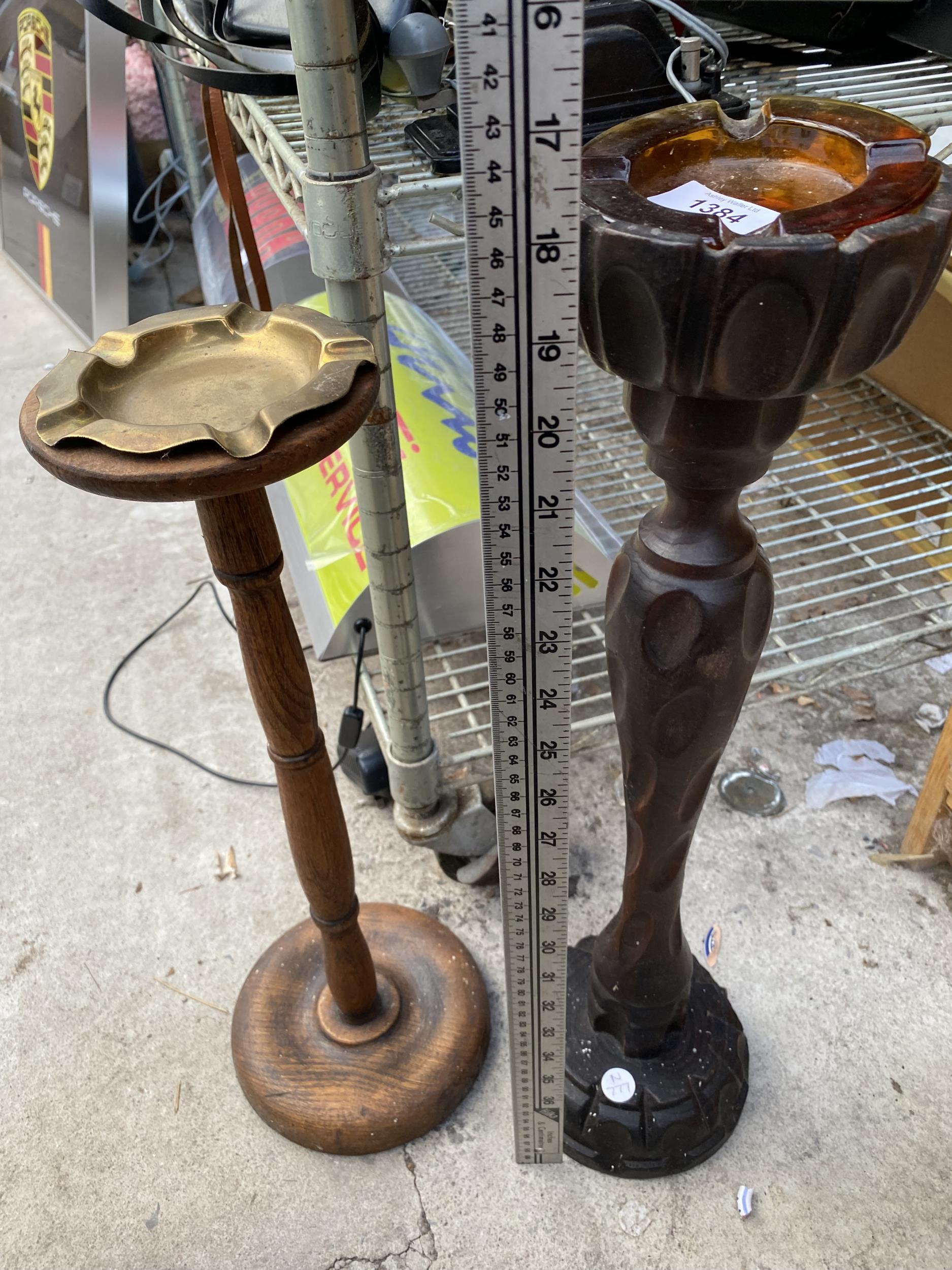 A PAIR OF WOODEN CARVED ASHTRAY HOLDER STANDS - Image 2 of 3