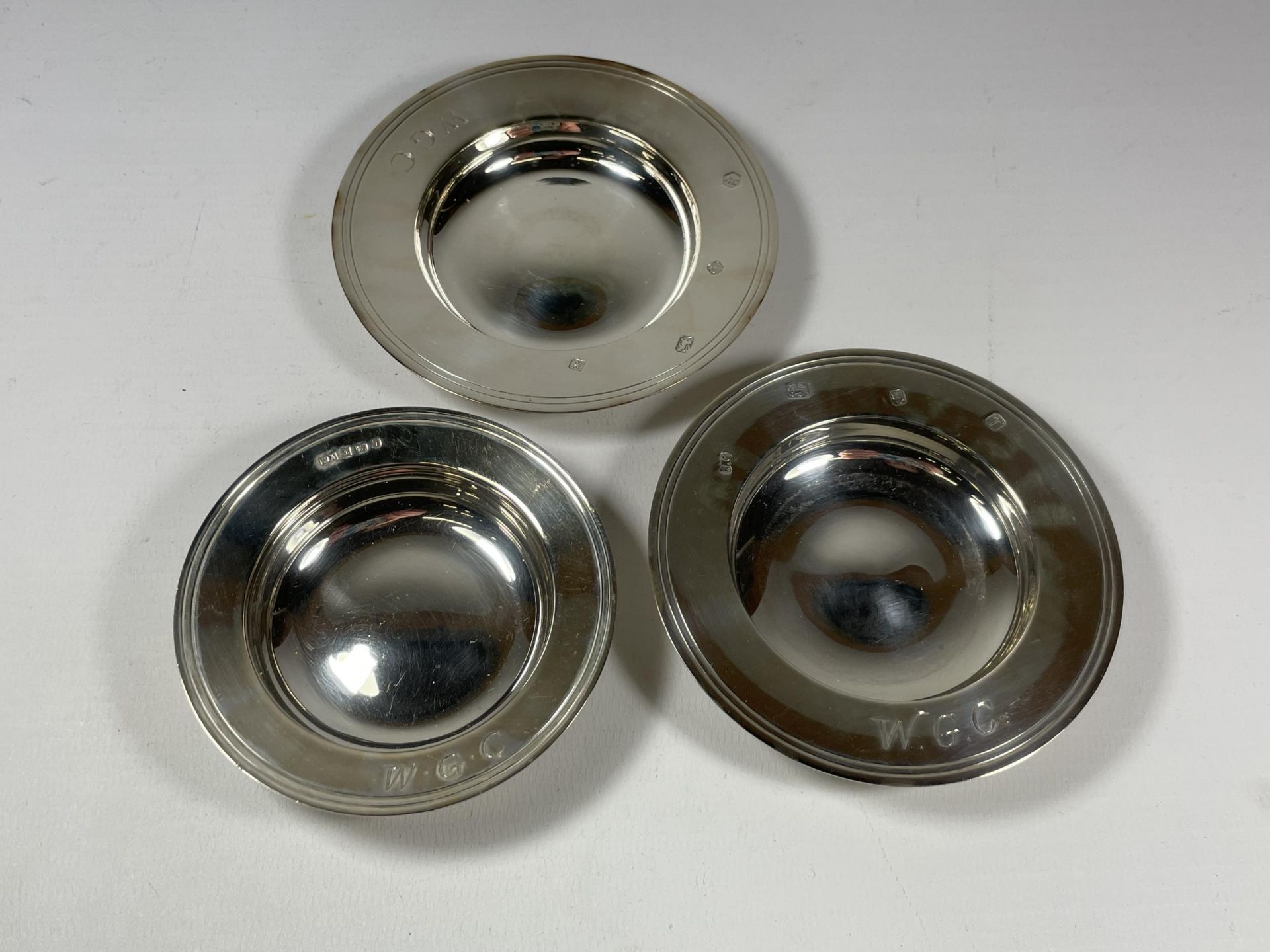 A SET OF THREE HALLMARKED SILVER DISHES MARKED 'W.G.C' BELIEVED FOR WILMSLOW GOLF CLUB, TOTAL WEIGHT