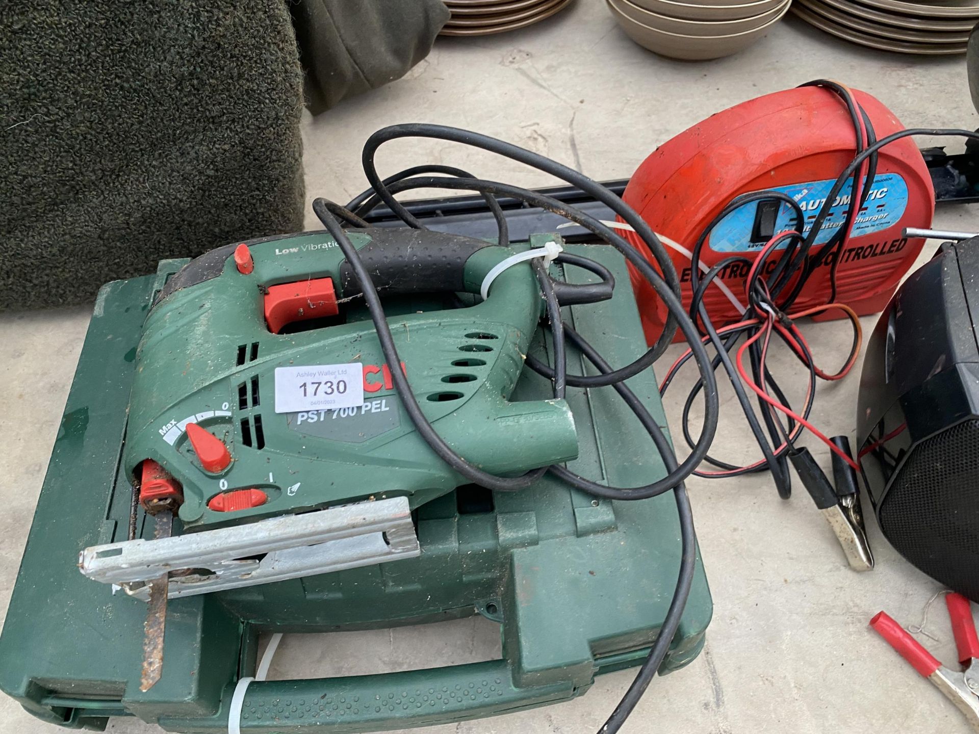 AN ASSORTMENT OF ITEMS TO INCLUDE A CD PLAYER, ELECTRIC HEDGE TRIMMER AND A BOSCH JIGSAW ETC - Image 3 of 3