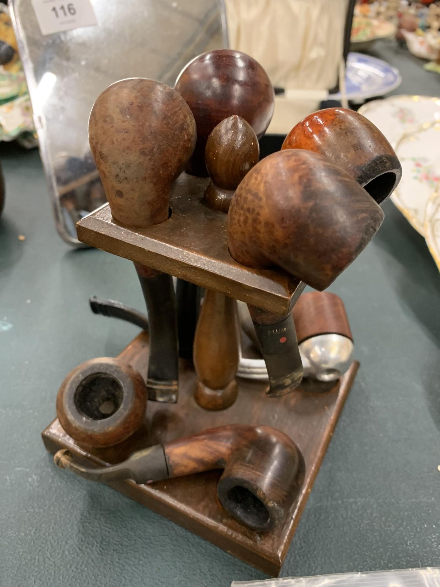 A VINTAGE PIPE STAND WITH A QUANTITY OF PIPES PLUS THREE BAGS OF DRY RINGS - Image 3 of 4