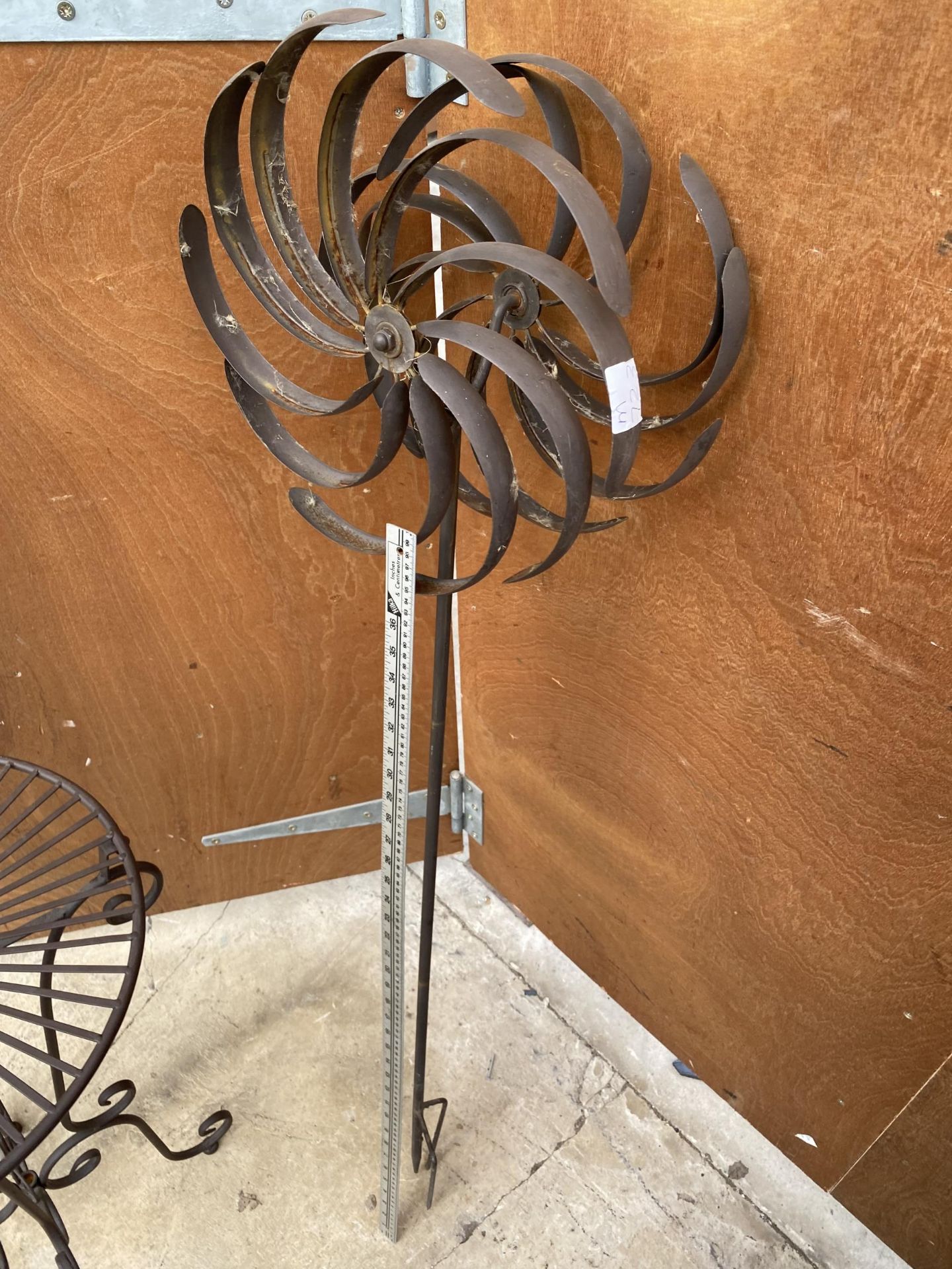 A SMALL DECORATIVE METAL SIDE TABLE AND A METAL WIND SPINNER - Image 5 of 5