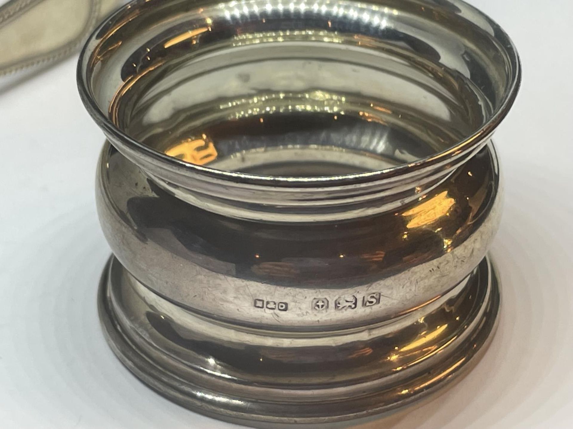 THREE SILVER ITEMS TO INCLUDE TWO HALLMARKED BIRMINGHAM SILVER NAPKIN RINGS ONE 1942 AND ONE - Image 2 of 4