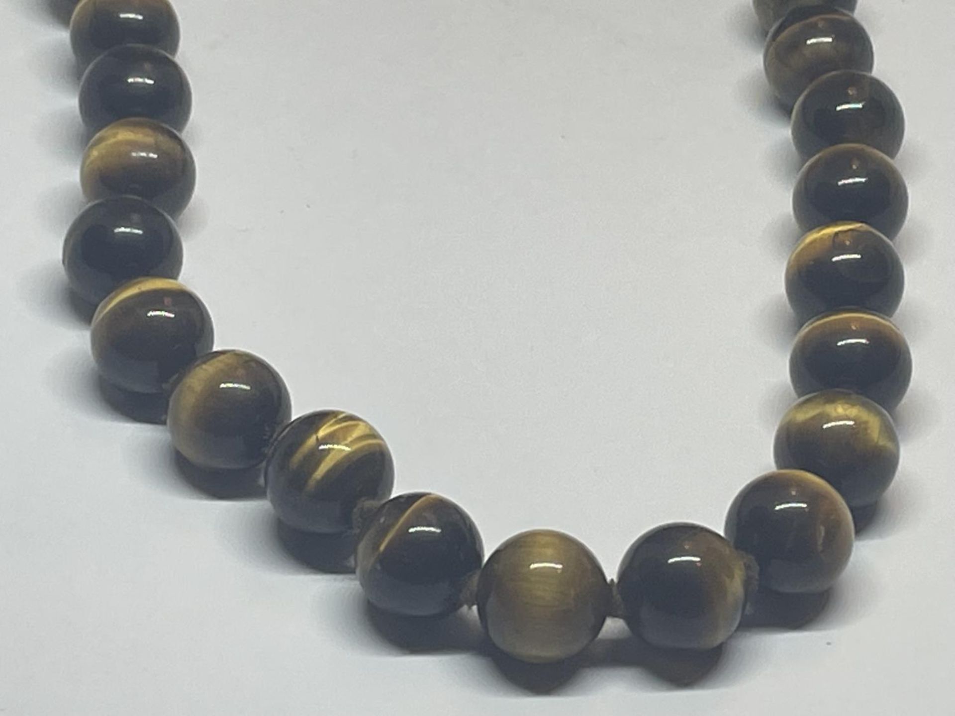 A TIGERS EYE NECKLACE AND A PAIR OF EARRINGS - Image 2 of 4