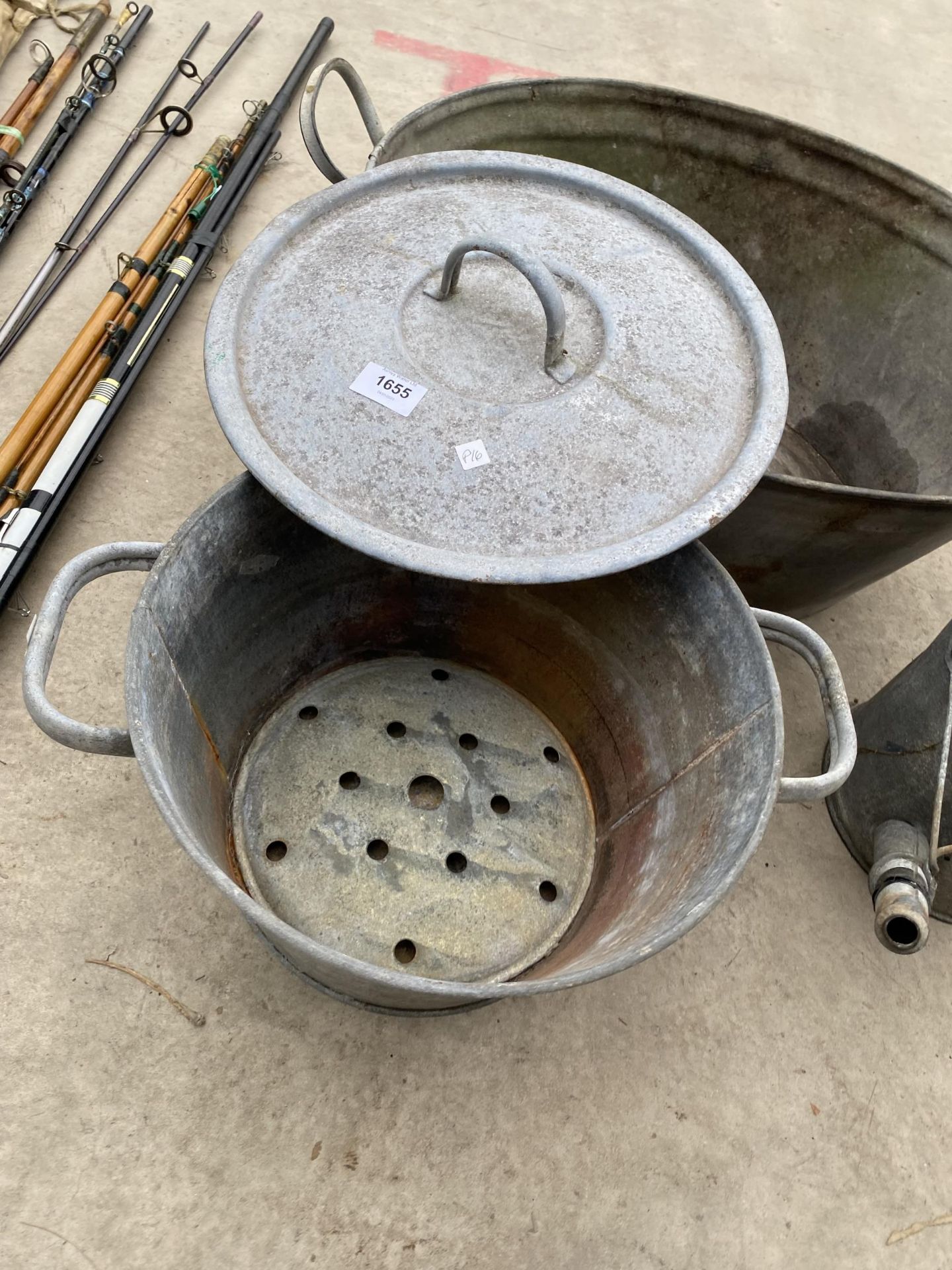 A VINTAGE GALVANISED TIN BATH, A GALVANISED WATERING CAN AND A GALVANISED PAN - Image 4 of 4