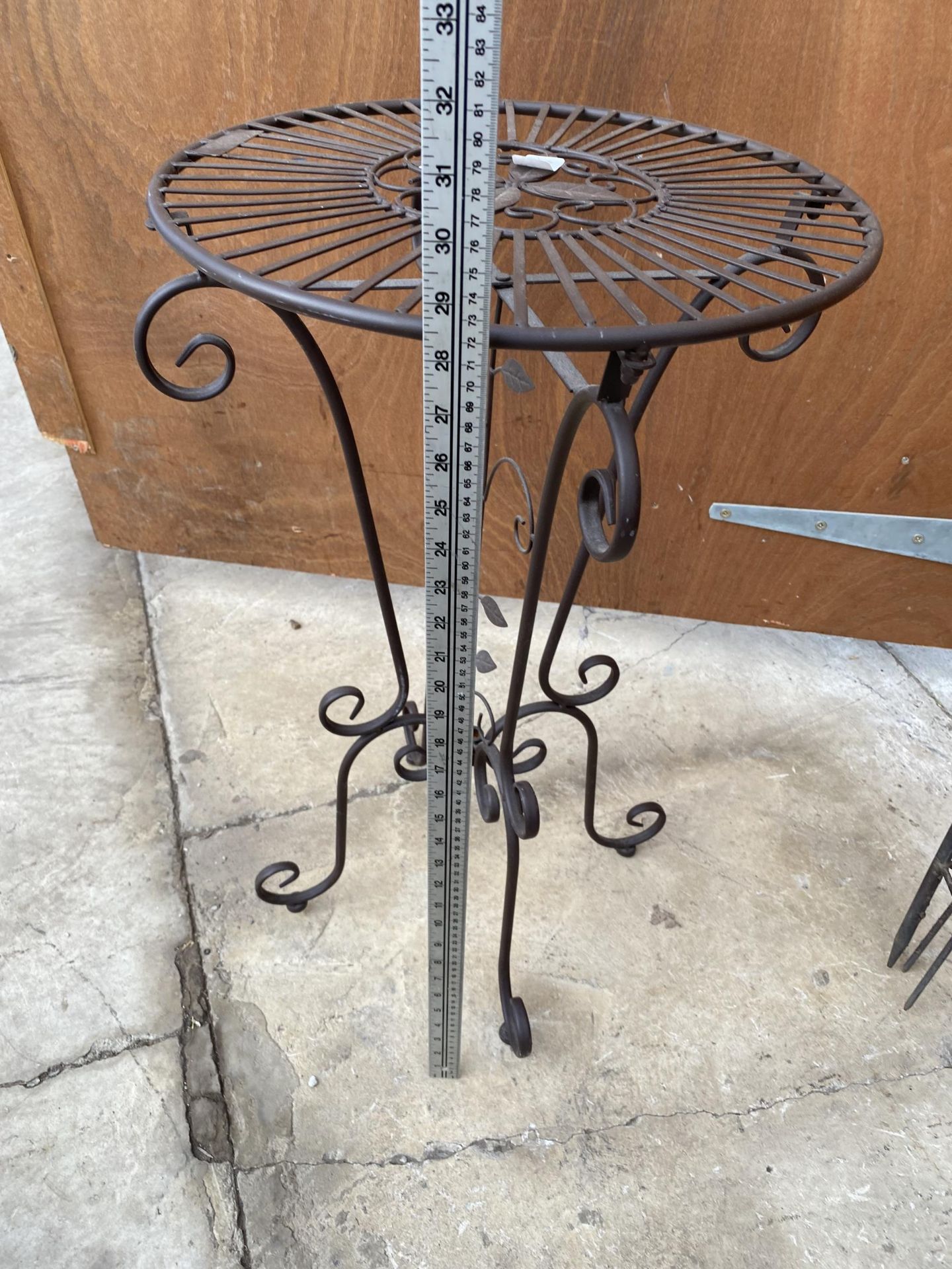 A SMALL DECORATIVE METAL SIDE TABLE AND A METAL WIND SPINNER - Image 4 of 5