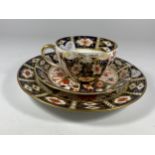 A ROYAL CROWN DERBY IMARI TRIO COMPRISING 2451 PATTERN CUP & SAUCER AND MORTLOCKS SIDE PLATE