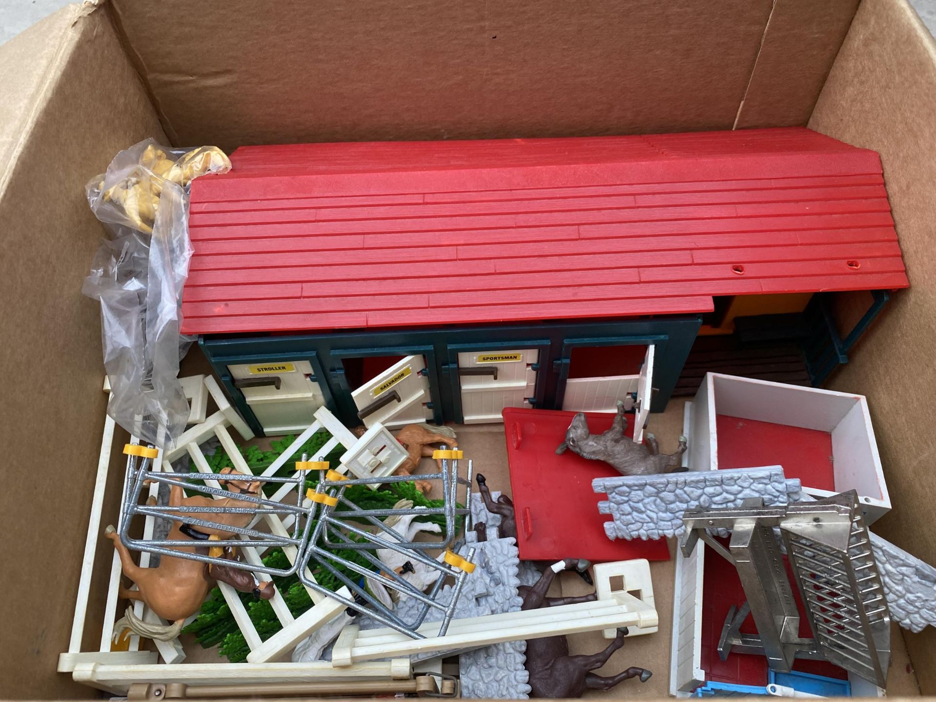 AN ASSORTMENT OF CHILDRENS FARM TOYS TO INCLUDE A STABLE BLOCK, ANIMALS AND FENCING ETC - Image 2 of 2