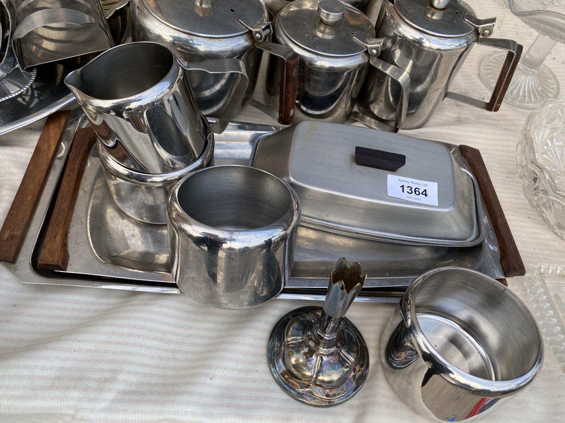 A LARGE ASSORTMENT OF STAINLESS STEEL ITEMS TO INCLUDE TEAPOTS, JUGS AND A toast rack etc - Image 3 of 3