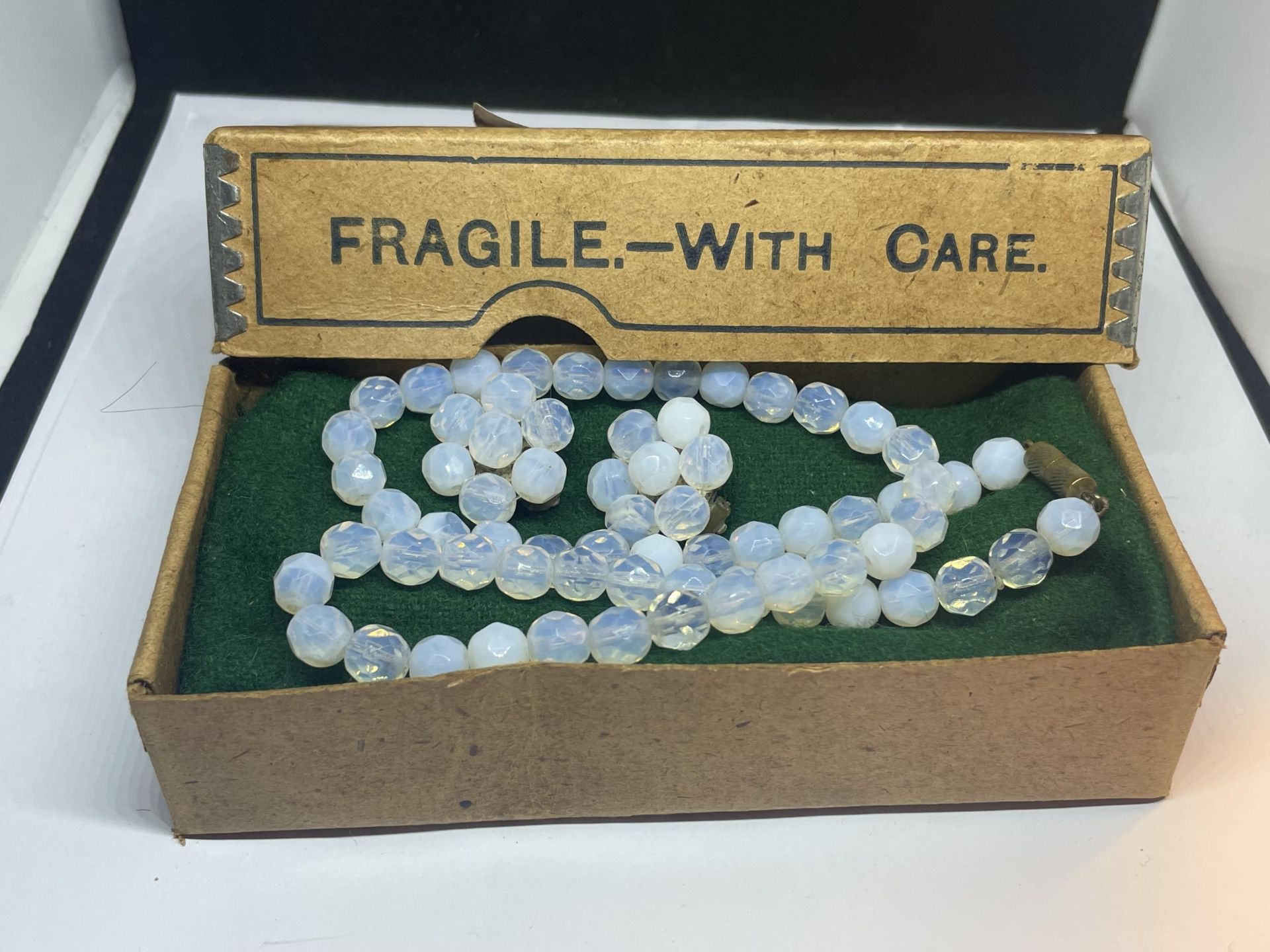 A VINTAGE NECKLACE AND EARRINGS SET MADE OF TRUE OPALESCENT GLASS WITH A PRESENTATION BOX - Image 4 of 4