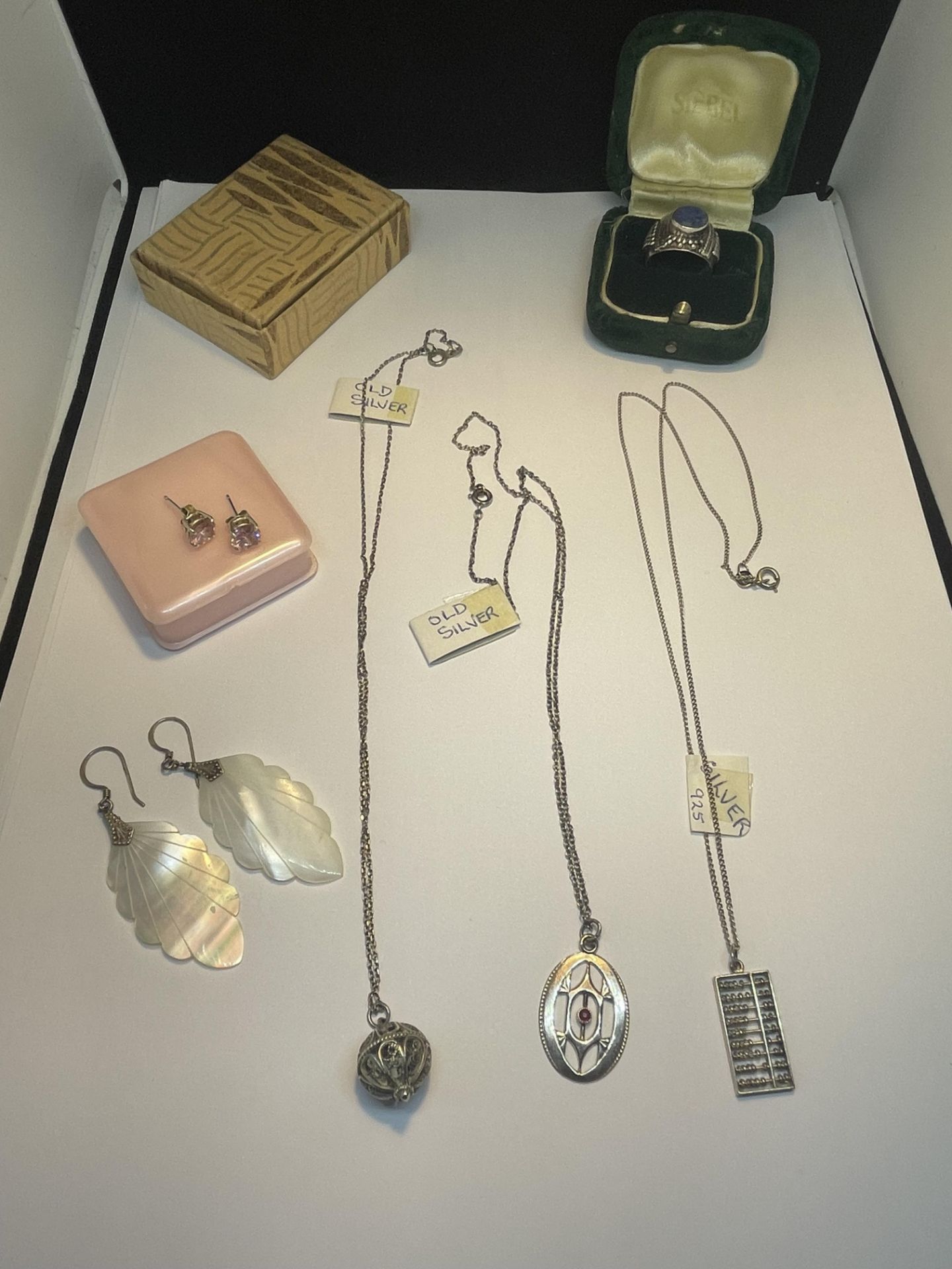 SIX SILVER ITEMS TO INCLUDE THREE PENDANTS ON CHAINS, A RING WITH BLUE STONE AND TWO PAIRS OF