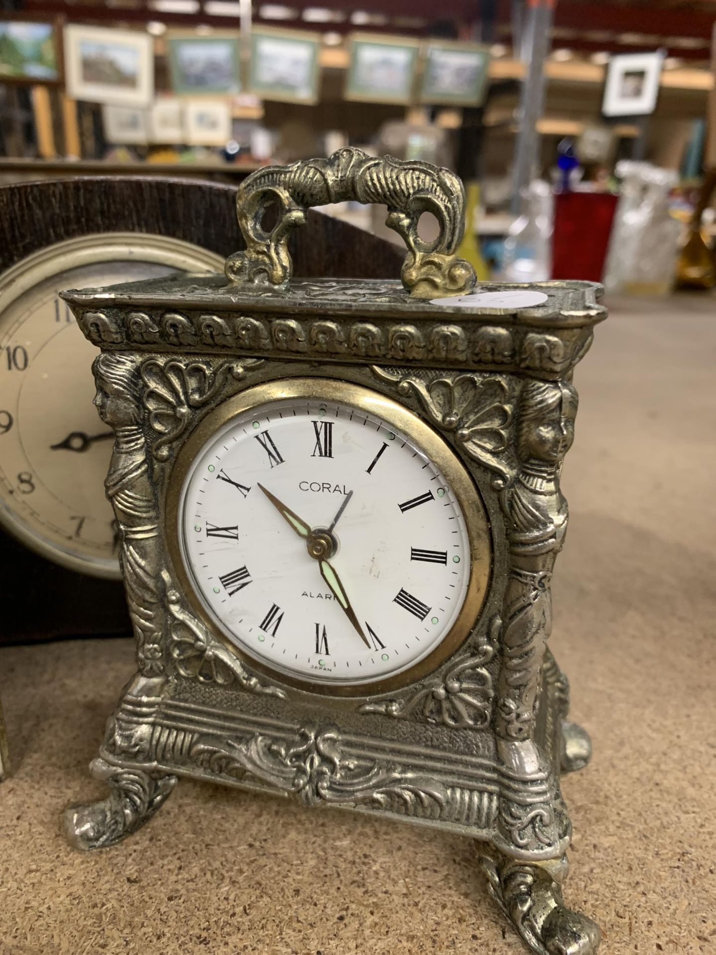 FIVE VINTAGE MANTLE CLOCKS TO INCLUDE A MAHOGANY CASED SMITHS - Bild 4 aus 4