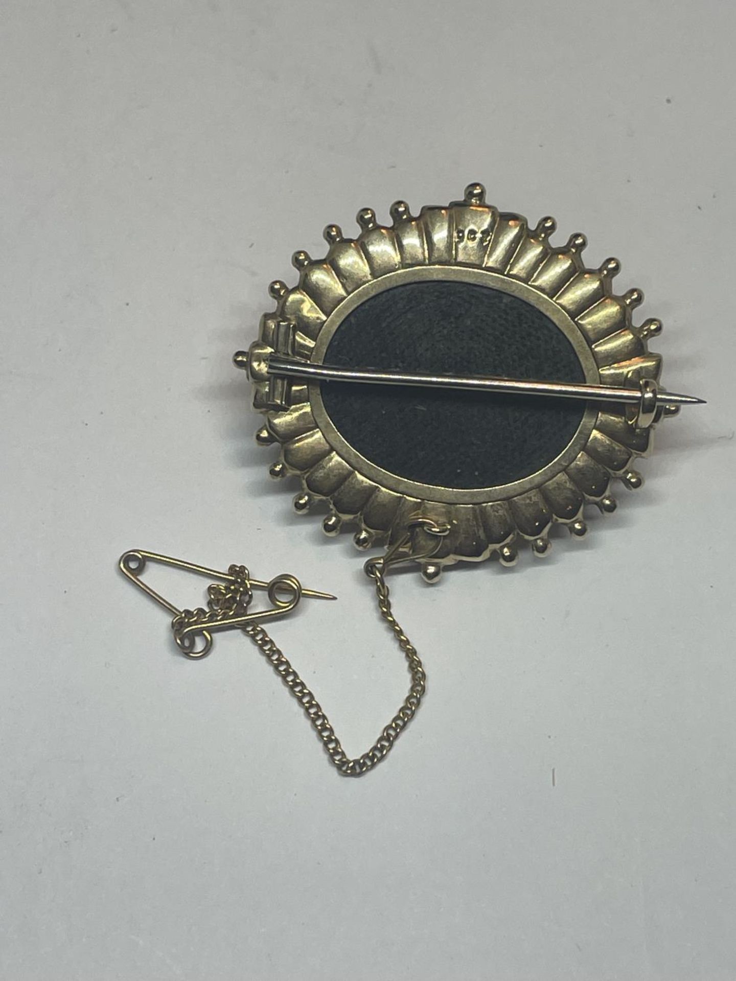 A 9 CARAT GOLD BROOCH WITH SAFETY CHAIN AND PIN GROSS WEIGHT 6.93 GRAMS IN A PRESENTATION BOX - Image 2 of 3