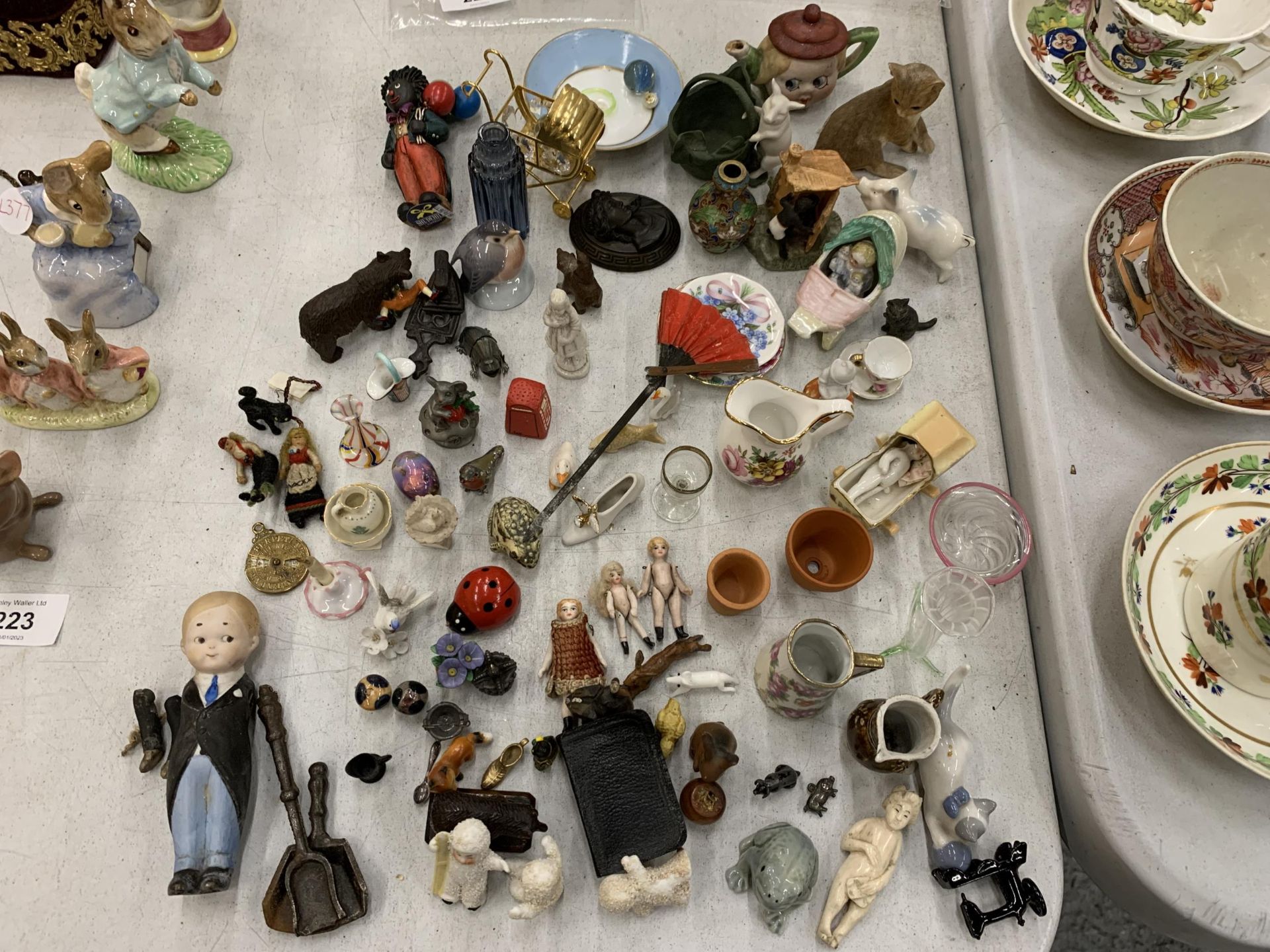 ACOLLECTION OF MINIATURE ITEMS TO INCLUDE FIGURES, ANIMALS, PLATES, JUGS, ETC