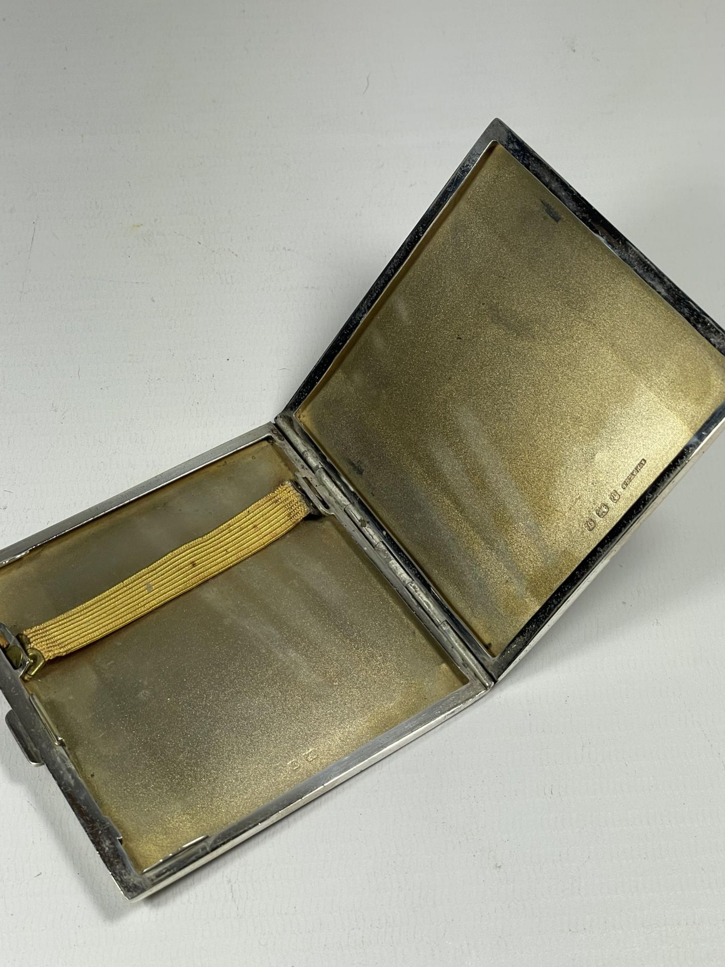 A GEORGE V SILVER ART DECO ENGINE TURNED CIGARETTE / CARD CASE, HALLMARKS FOR BIRMINGHAM, 1933, - Image 4 of 5