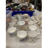 A QUANTITY OF CUPS AND MUGS TO INCLUDE KEN DODD'S DIDDYMEN, 'GOD SPEED THE PLOUGH', ETC