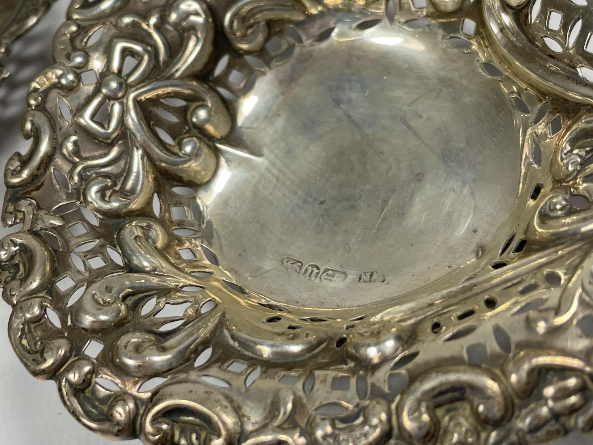 TWO HALLMARKED SILVER PIERCED DESIGN PIN DISHES, ONE CHESTER, ONE BIRMINGHAM, TOTAL WEIGHT 93G - Image 4 of 5