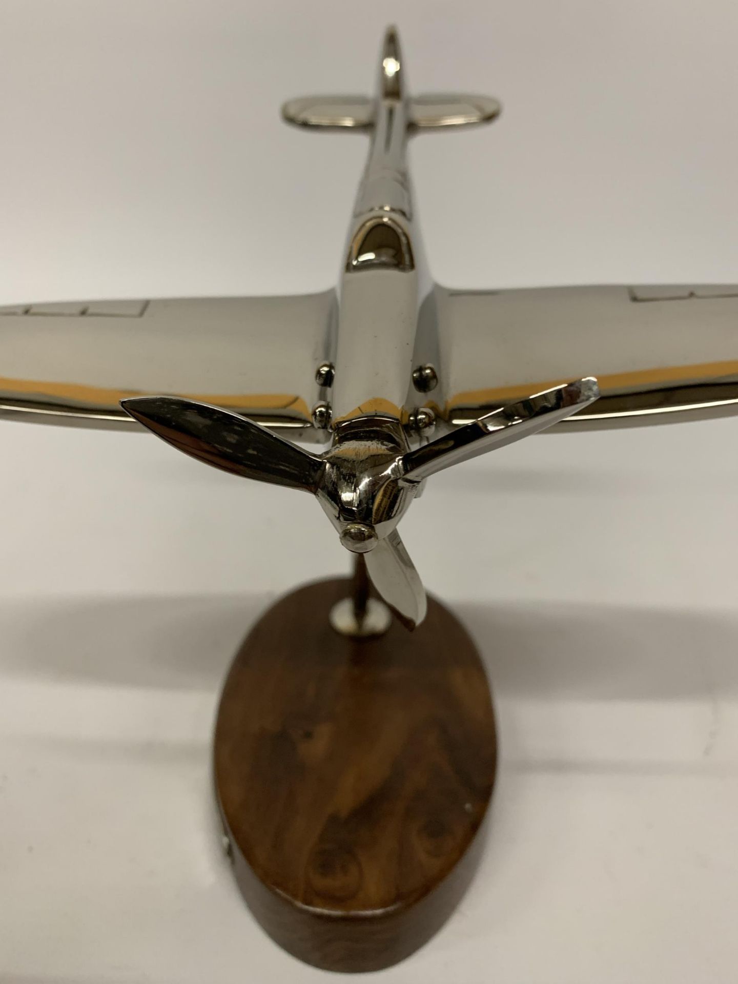 A CHROME SPITFIRE ON A WOODEN BASE HEIGHT 20CM - Image 4 of 4
