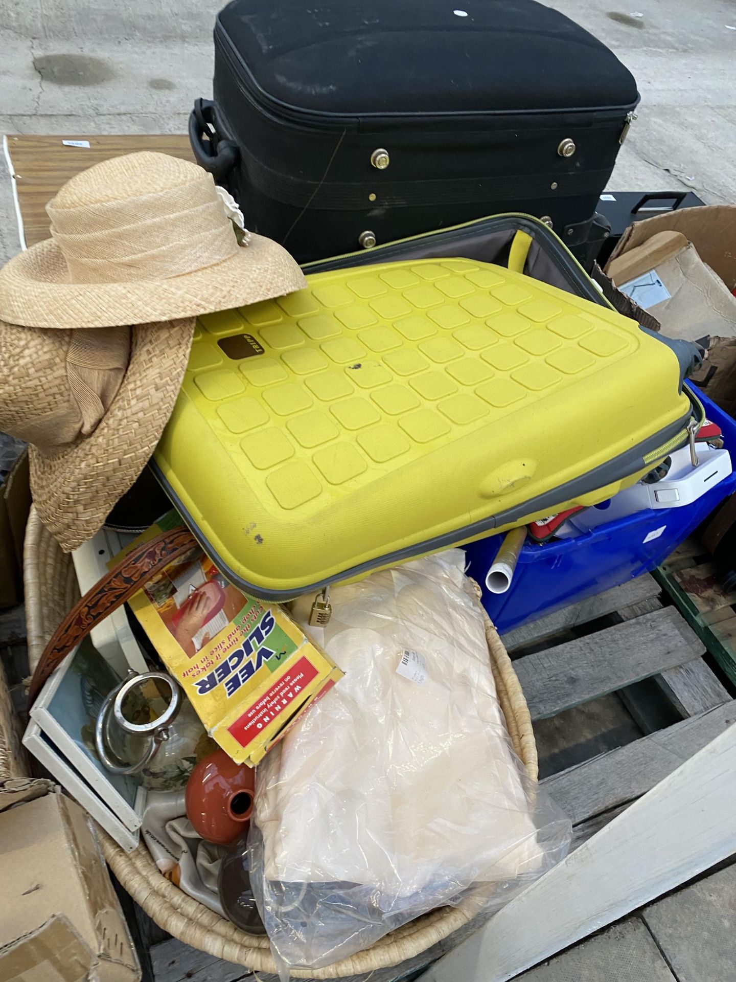 AN ASSORTMENT OF HOUSEHOLD CLEARANCE ITEMS TO INCLUDE GLASSES, CERAMICS AND SUITCASES ETC - Image 2 of 5