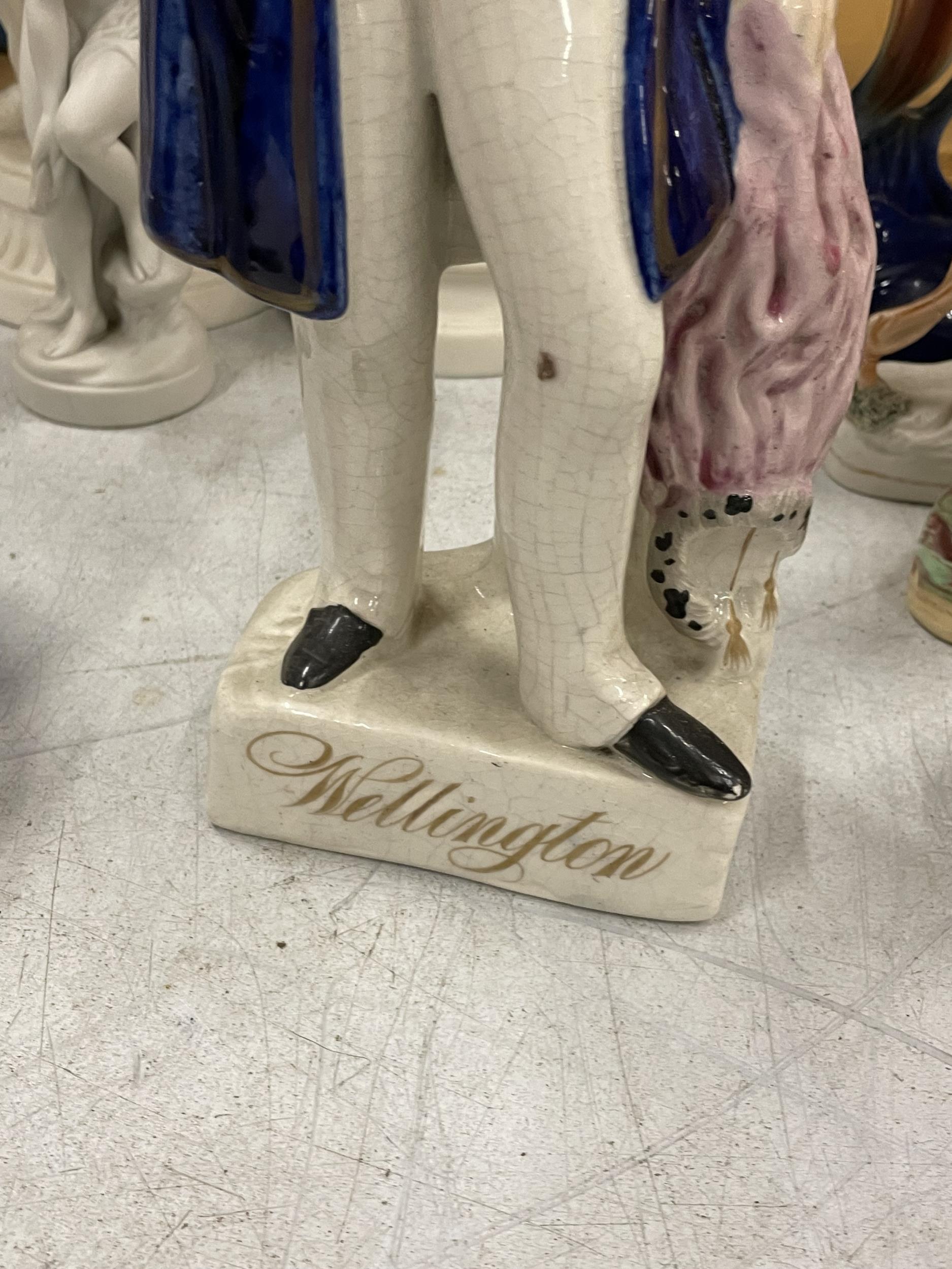 A MID 19TH CENTURY STAFFORDSHIRE POTTERY MODEL OF WELLINGTON - Bild 2 aus 4