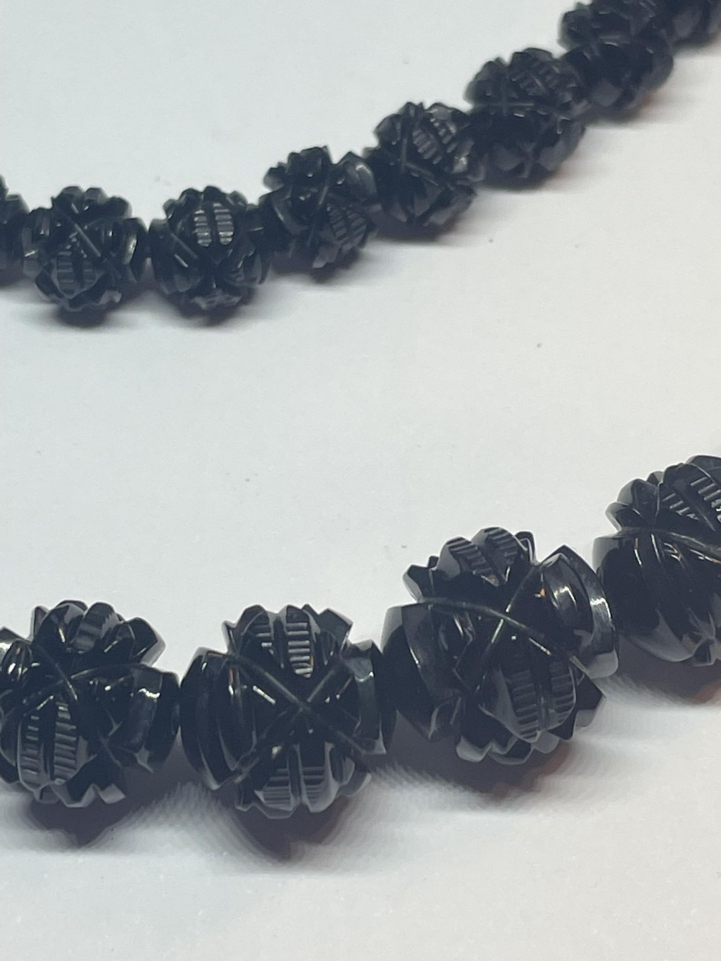 A CARVED WHITBY JET NECKLACE LENGTH 92CM - Image 2 of 4