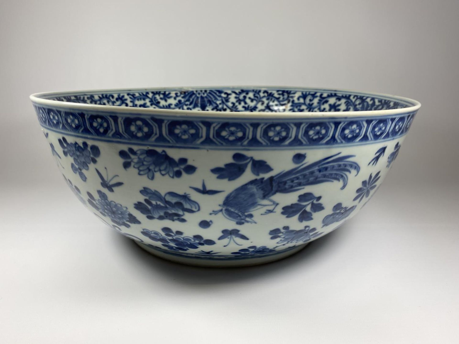 A LARGE AND IMPRESSIVE EARLY 19TH CENTURY CHINESE QING BLUE AND WHITE PORCELAIN PUNCH / FRUIT BOWL - Image 2 of 14