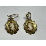 A PAIR OF MARKED 375 GOLD EARRINGS WITH CAMEOS IN A PRESENTATION BOX GROSS WEIGHT 1.87 GRAMS