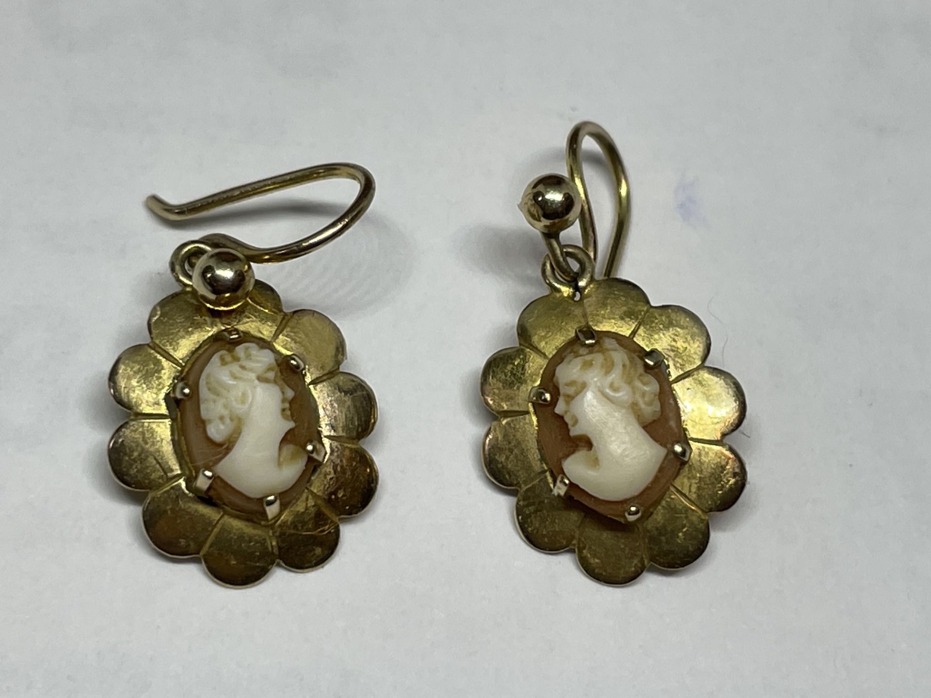 A PAIR OF MARKED 375 GOLD EARRINGS WITH CAMEOS IN A PRESENTATION BOX GROSS WEIGHT 1.87 GRAMS