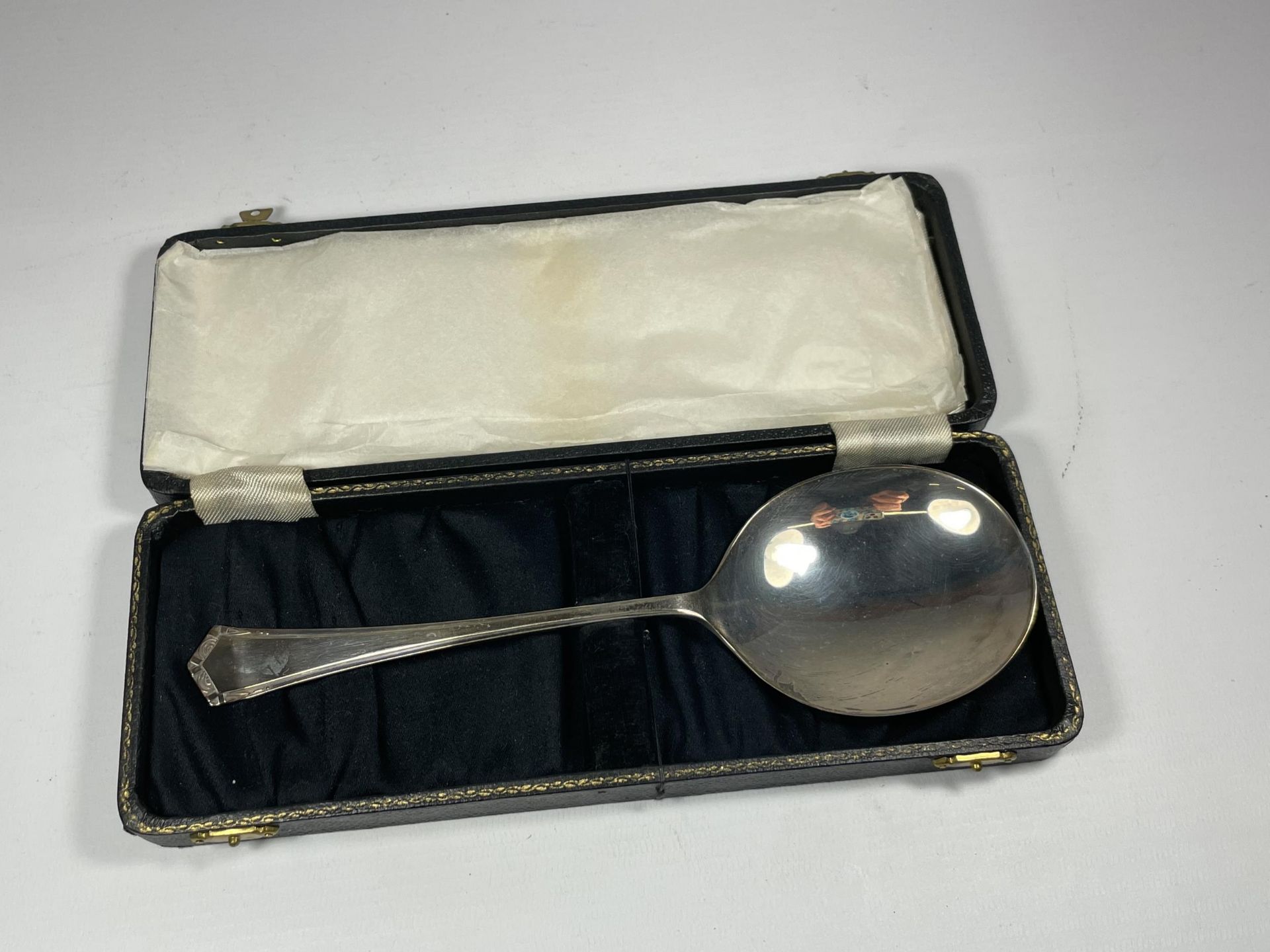 A GEORGE V SILVER CASED SERVING SPOON, HALLMARKS FOR BIRMINGHAM, 1919, WEIGHT 70G