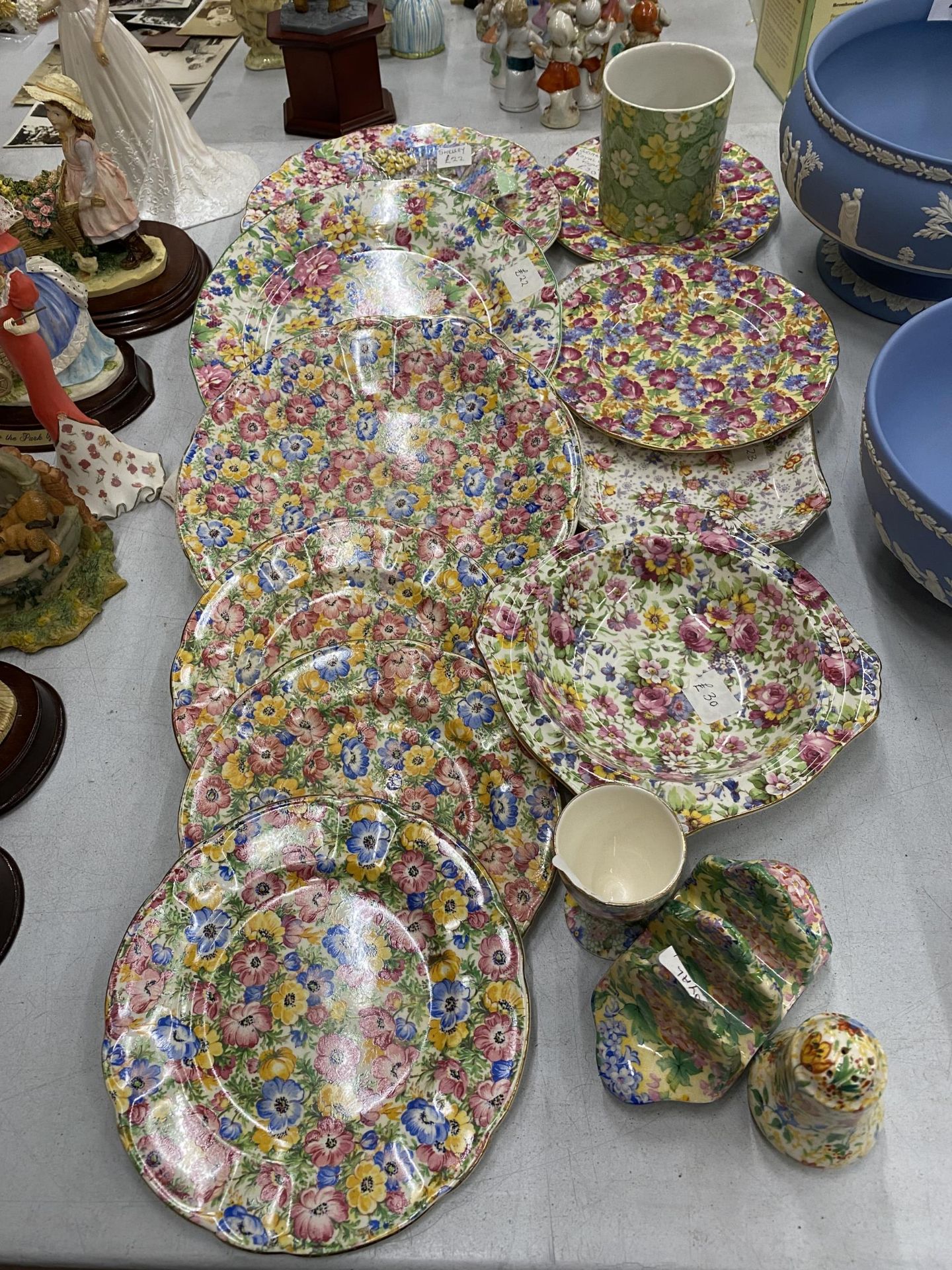 A QUANTITY OF 'CHINTZ' TO INCLUDE VARIOUS SIZED PLATES, A BOWL, TOAST RACK, EGG CUP AND PEPPER POT
