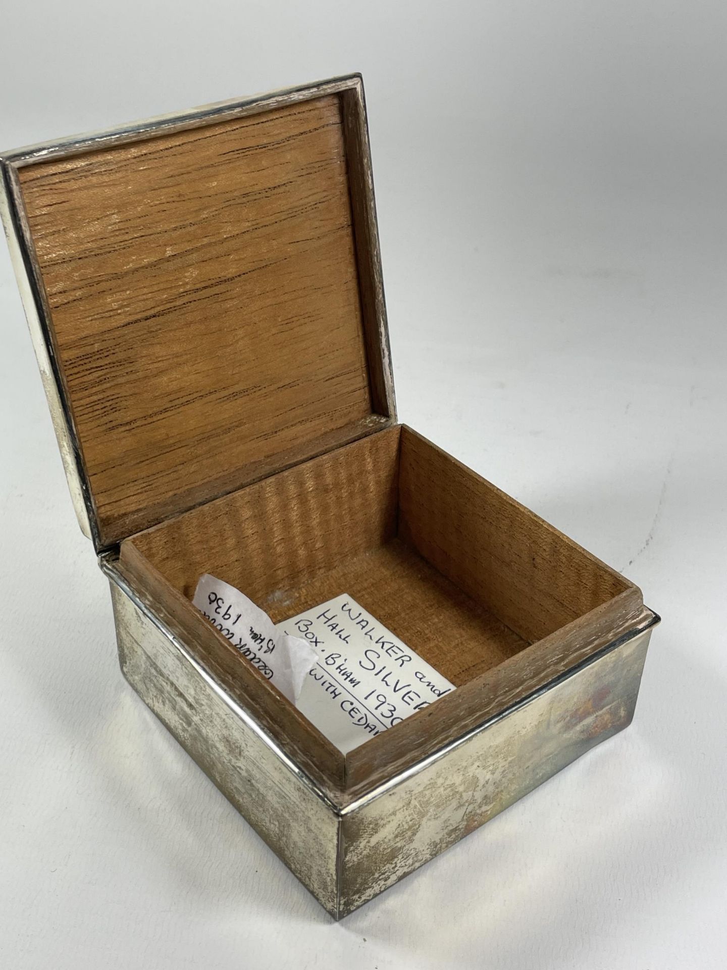 A GEORGE V SILVER CIGARETTE BOX, HALLMARKS FOR BIRMINGHAM 1930 - Image 3 of 3