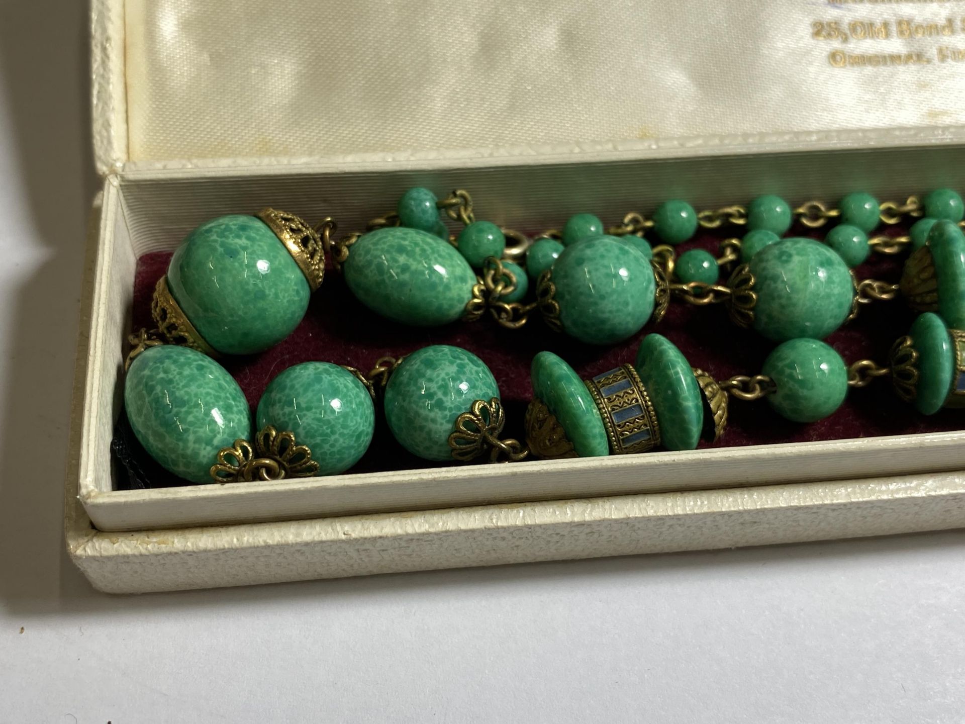 A BOXED ORIENTAL GREEN HARDSTONE NECKLACE - Image 3 of 4